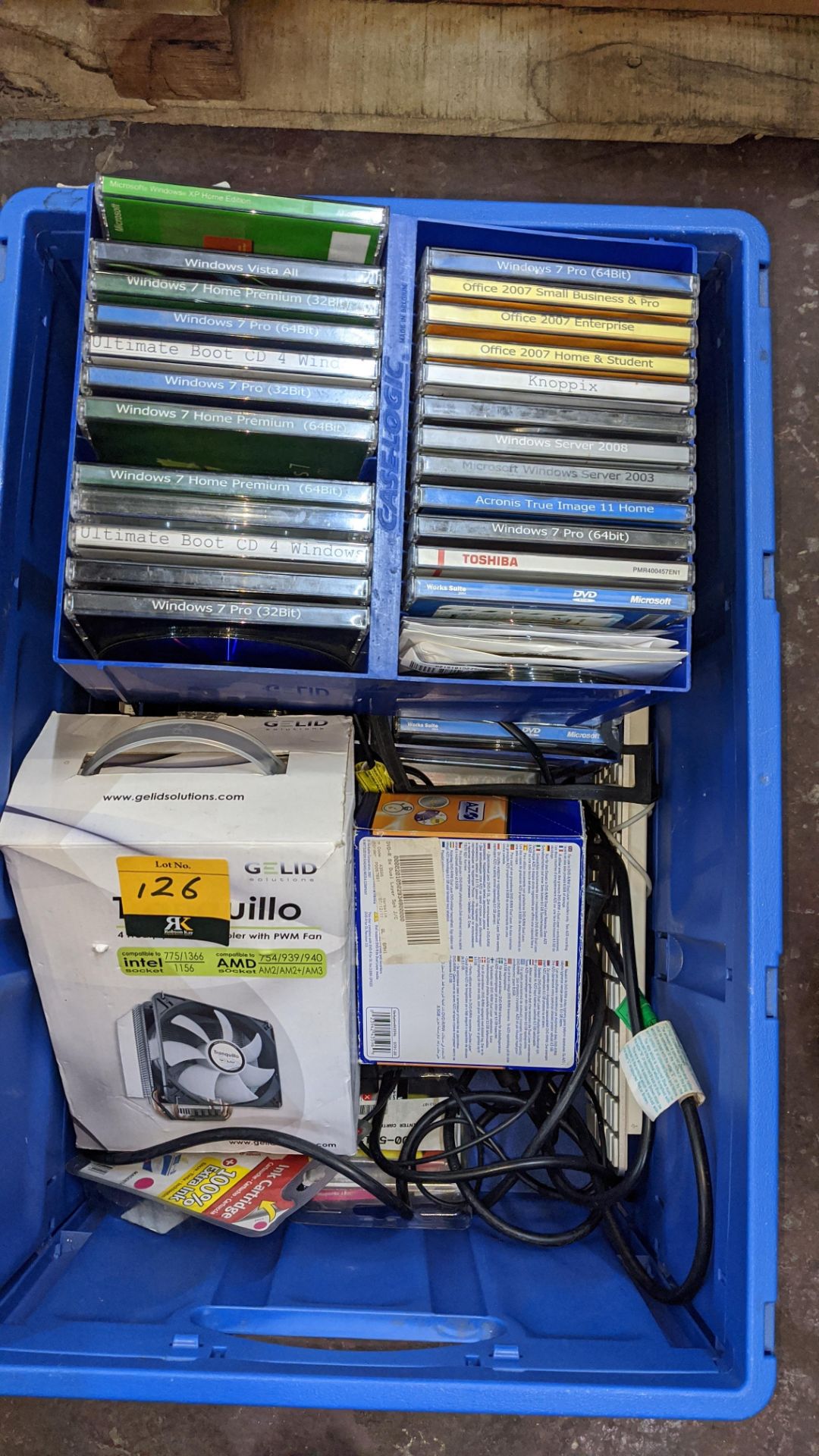 The contents of a crate of software & other assorted computer related items. IMPORTANT: This auction - Image 3 of 5