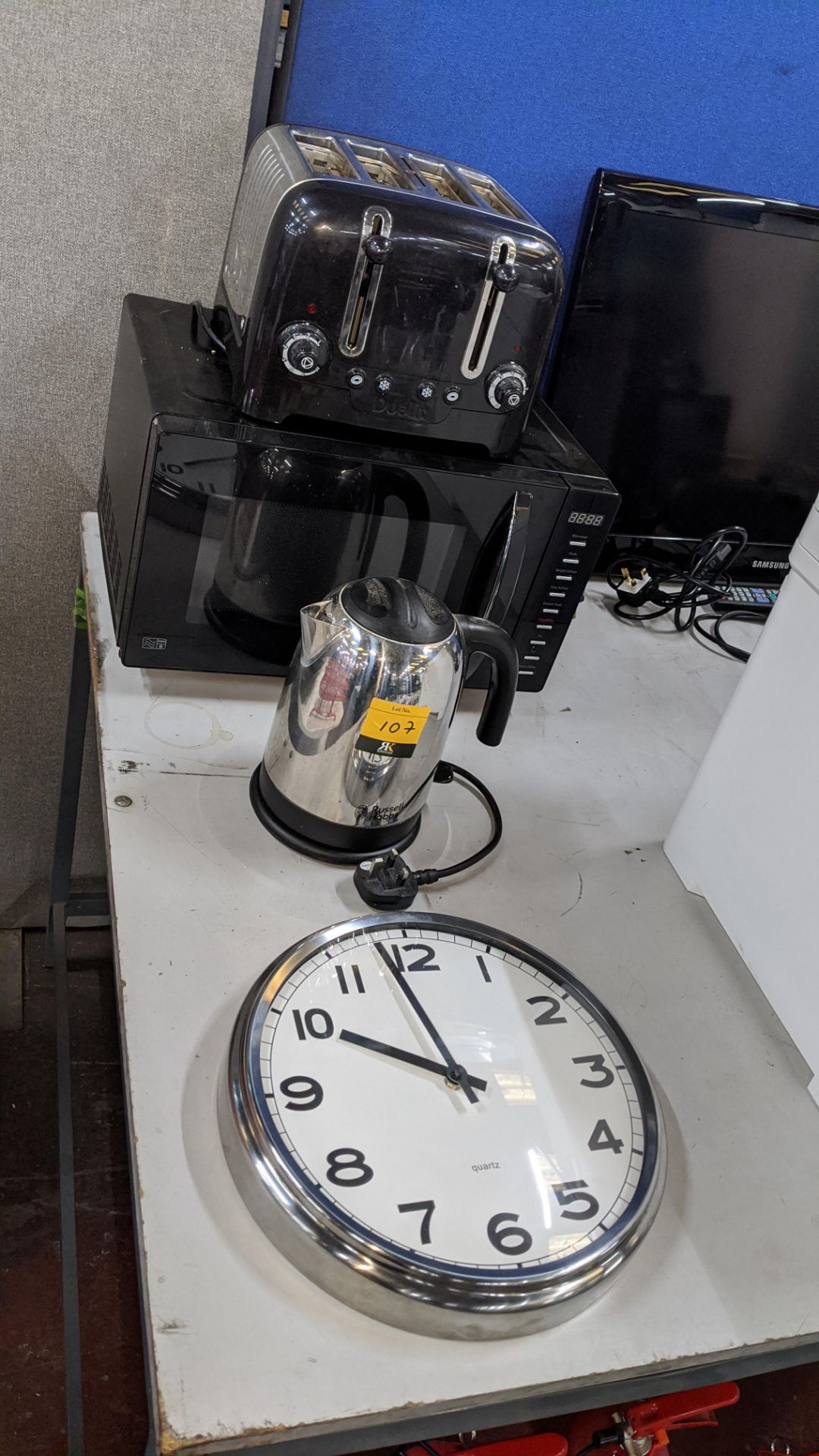 Mixed appliance lot comprising microwave, 4 slice toaster, cordless kettle & wall clock. - Image 2 of 3