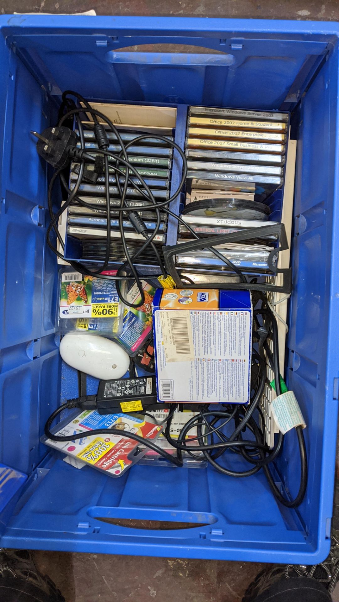 The contents of a crate of software & other assorted computer related items. IMPORTANT: This auction - Image 5 of 5