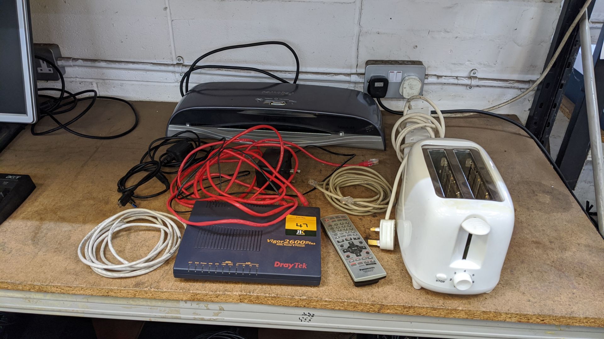 Mixed office equipment lot comprising Fellowes laminator plus networking equipment, toaster &