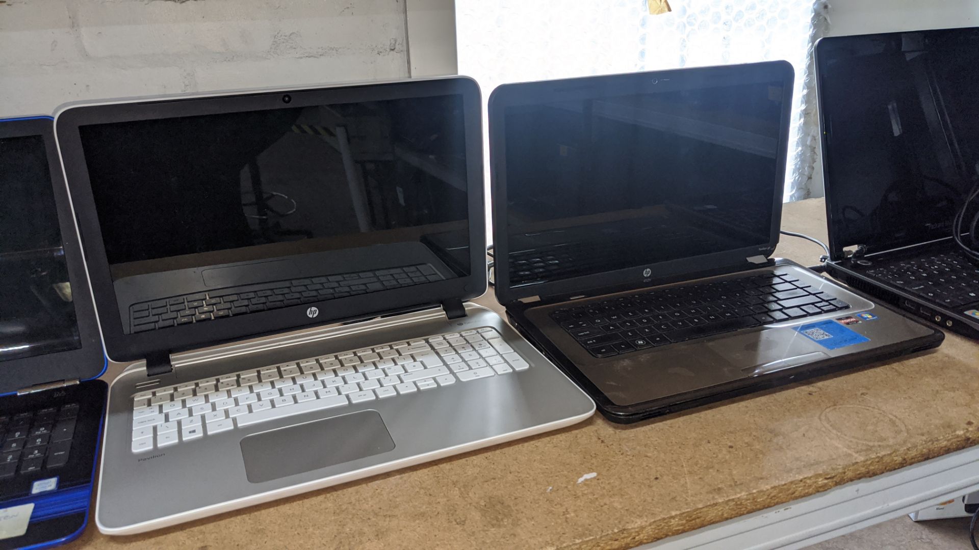 3 off HP notebook computers, mostly appear to be damaged/broken, only one of which includes a - Image 4 of 4