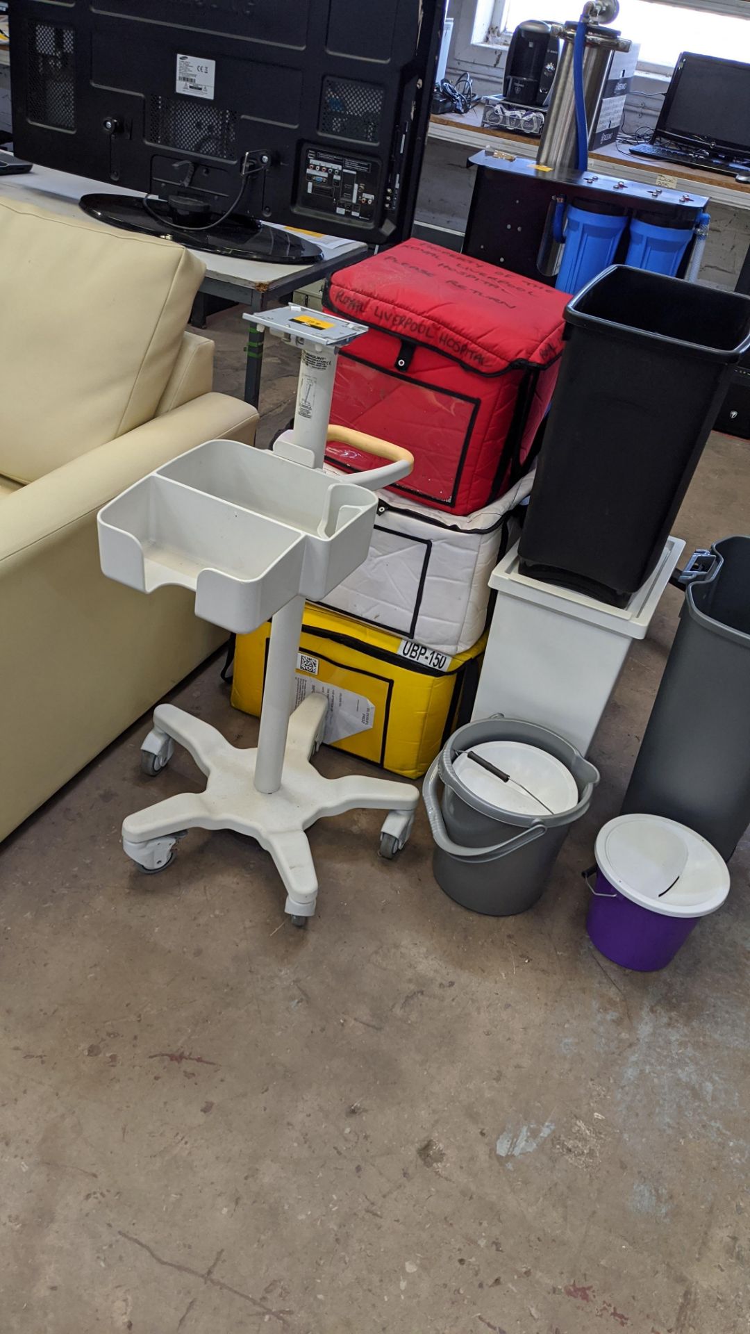 Mixed medical equipment comprising medical equipment trolley, medical transfer insulated boxes, bins