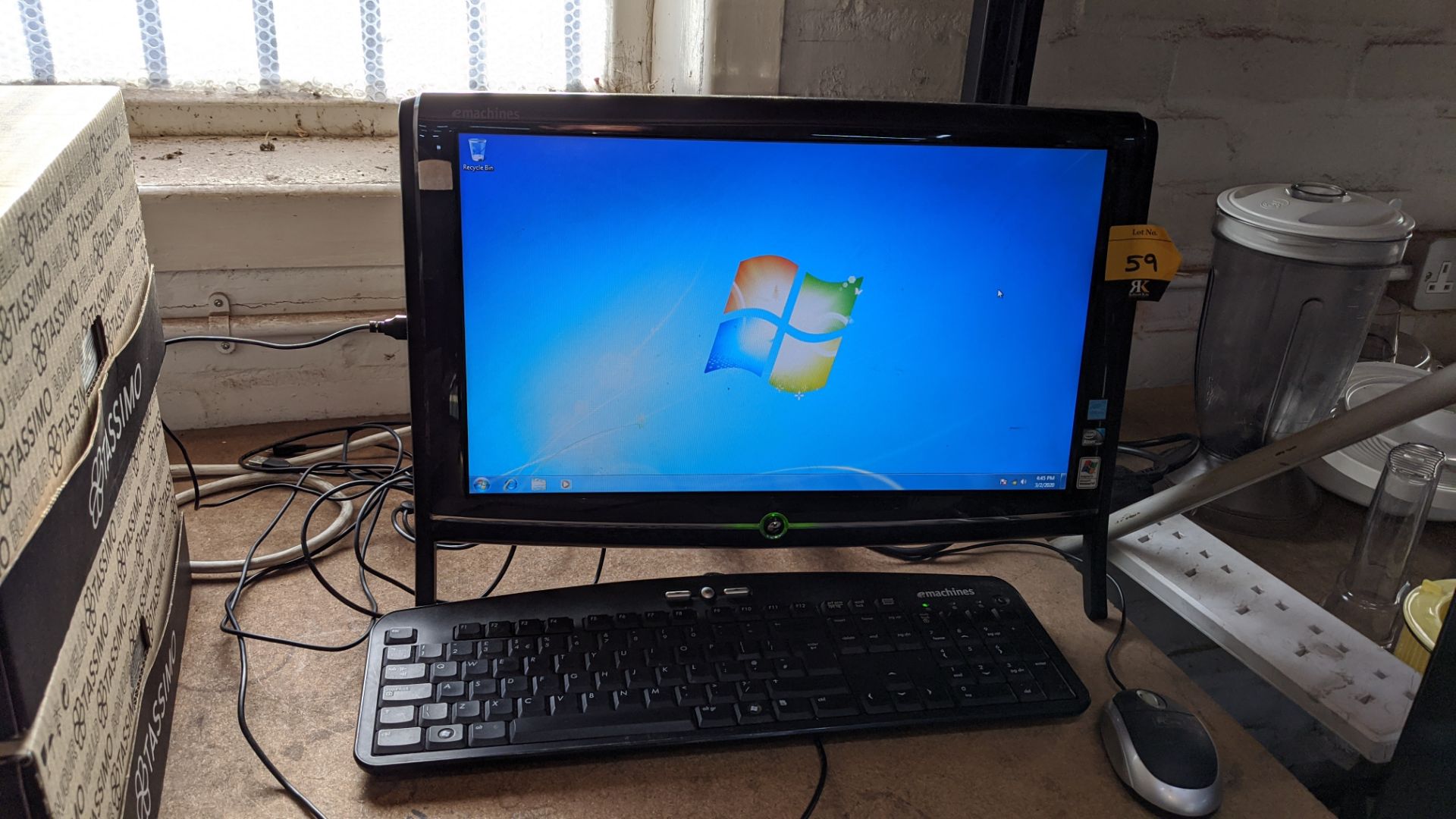 All-in-one computer with built-in monitor plus separate keyboard & mouse. IMPORTANT: This auction is