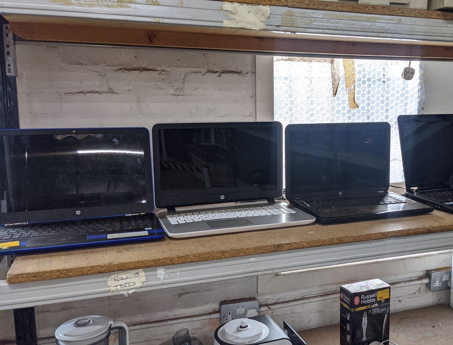 3 off HP notebook computers, mostly appear to be damaged/broken, only one of which includes a - Image 2 of 4