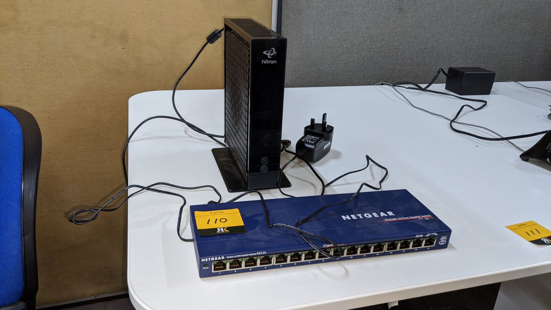 Netgear Prosafe 16 port Gigabit switch model GS116 plus Hitron wireless router. IMPORTANT: This - Image 4 of 4
