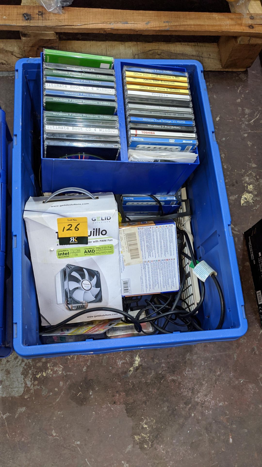The contents of a crate of software & other assorted computer related items. IMPORTANT: This auction - Image 2 of 5