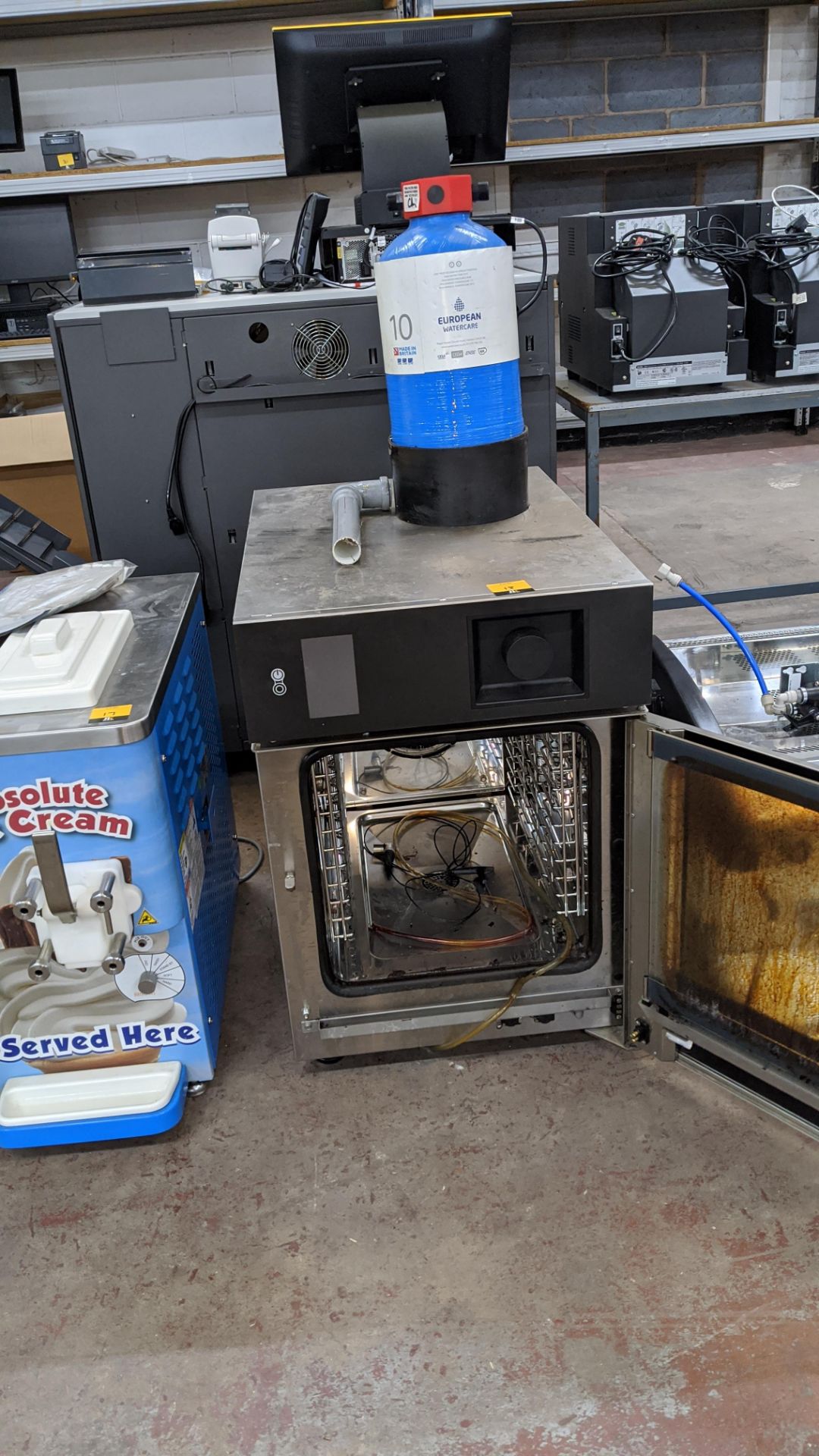 Giorik combi oven model KM061W, serial no. 005843/05/19 and calcium treatment unit Lots 18 - 21 - Image 17 of 21