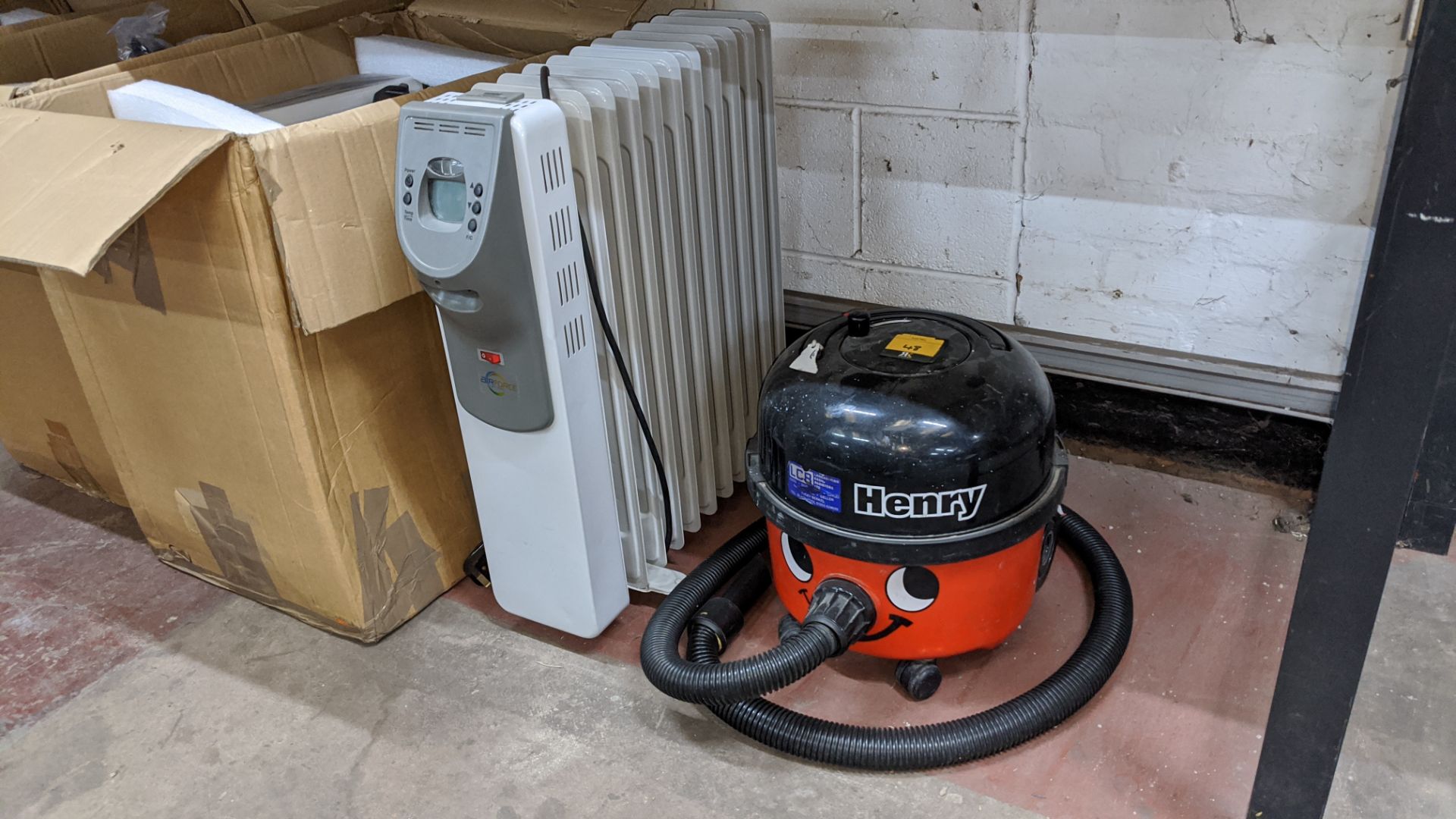 Appliance lot comprising Henry vacuum cleaner plus oil filled radiator Lots 35 - 49 consist of the - Image 3 of 3