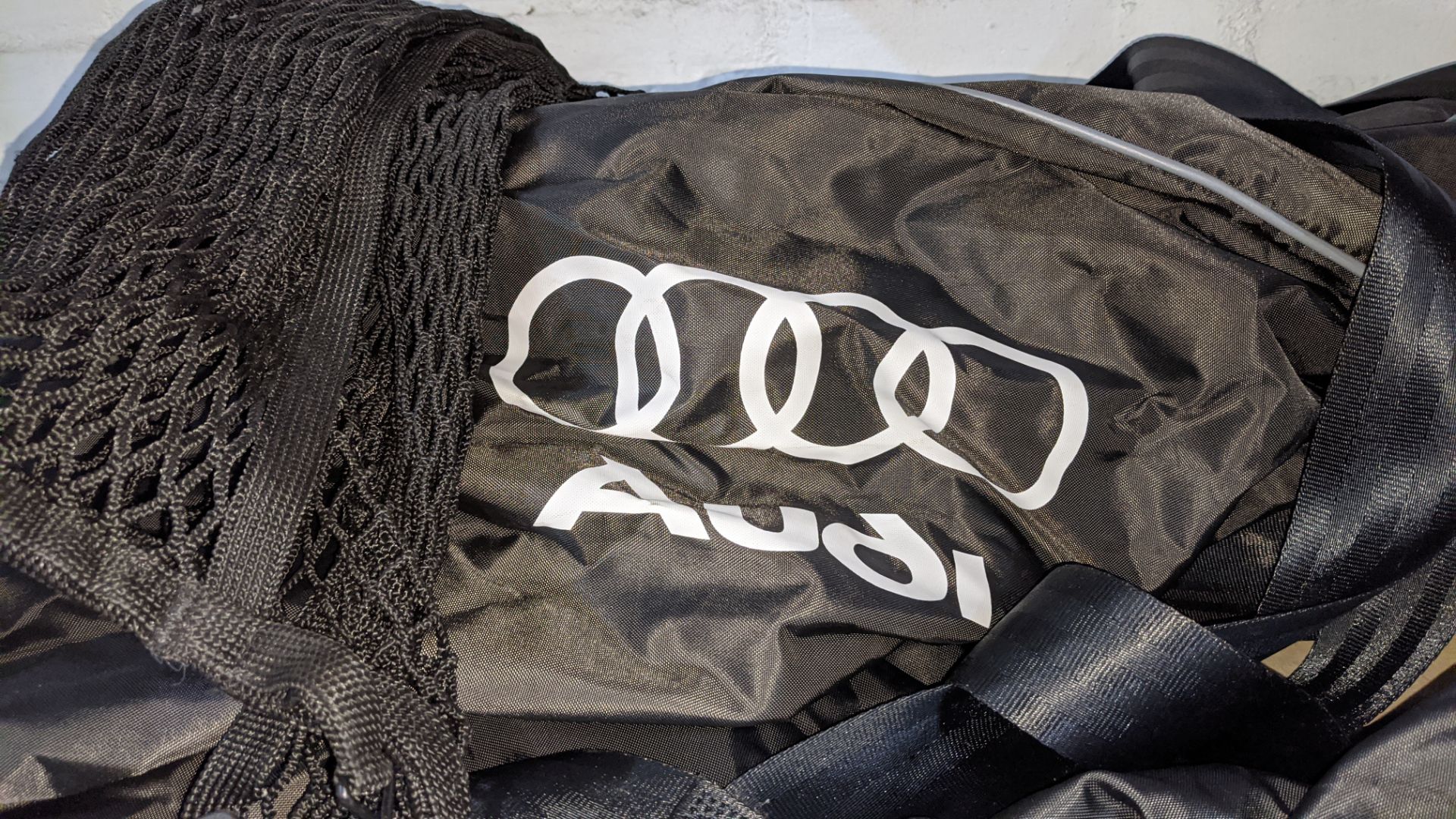 Motoring/Audi related lot comprising ski bag, heavy-duty elasticated tie down net plus key cover and - Image 5 of 7