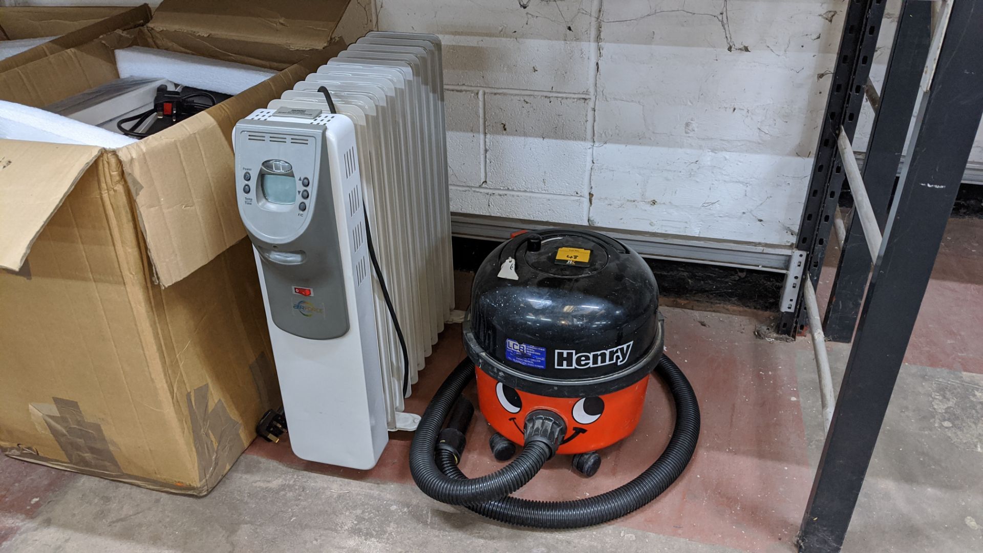 Appliance lot comprising Henry vacuum cleaner plus oil filled radiator Lots 35 - 49 consist of the - Image 2 of 3