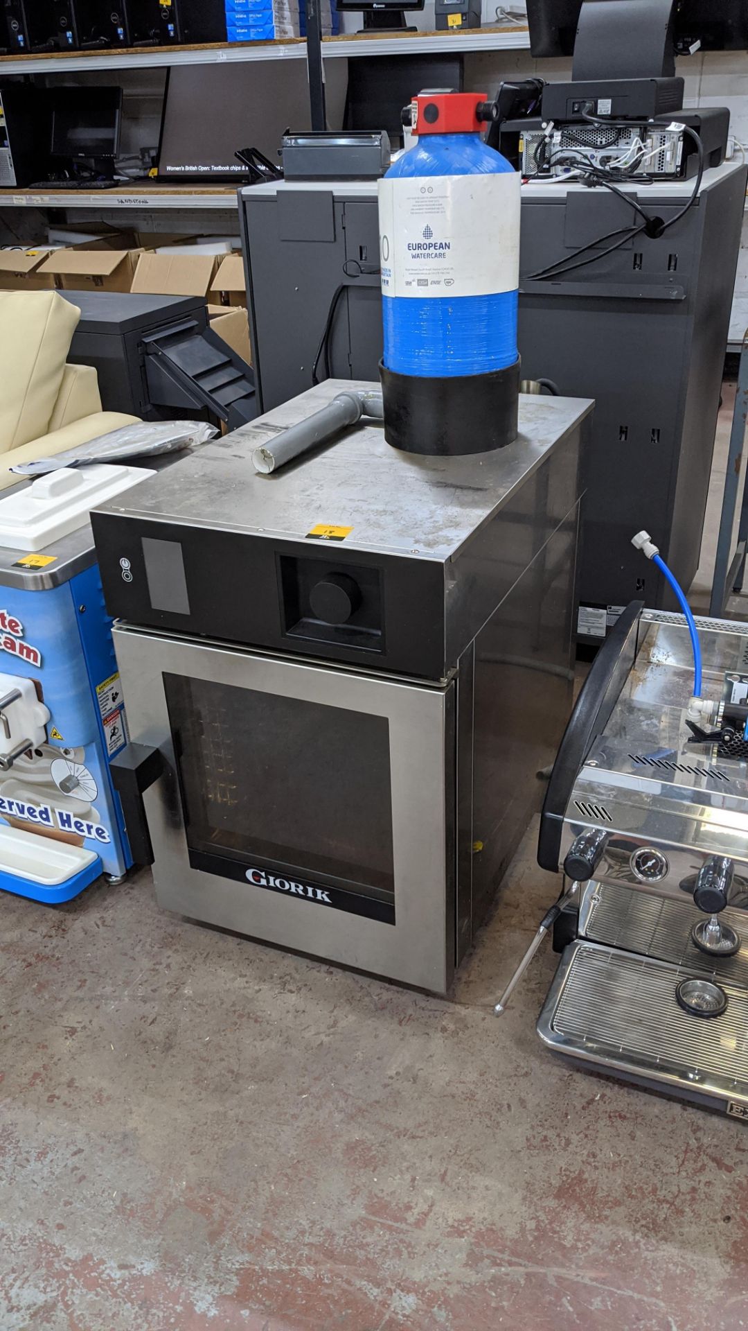 Giorik combi oven model KM061W, serial no. 005843/05/19 and calcium treatment unit Lots 18 - 21 - Image 16 of 21