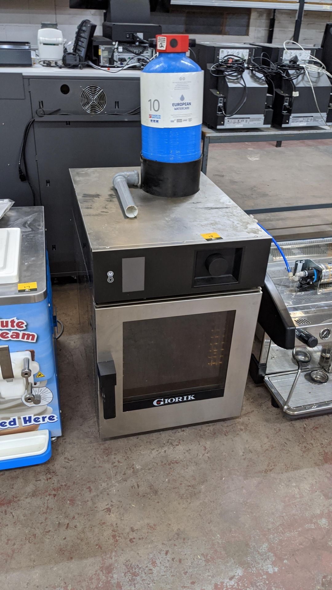 Giorik combi oven model KM061W, serial no. 005843/05/19 and calcium treatment unit Lots 18 - 21 - Image 14 of 21