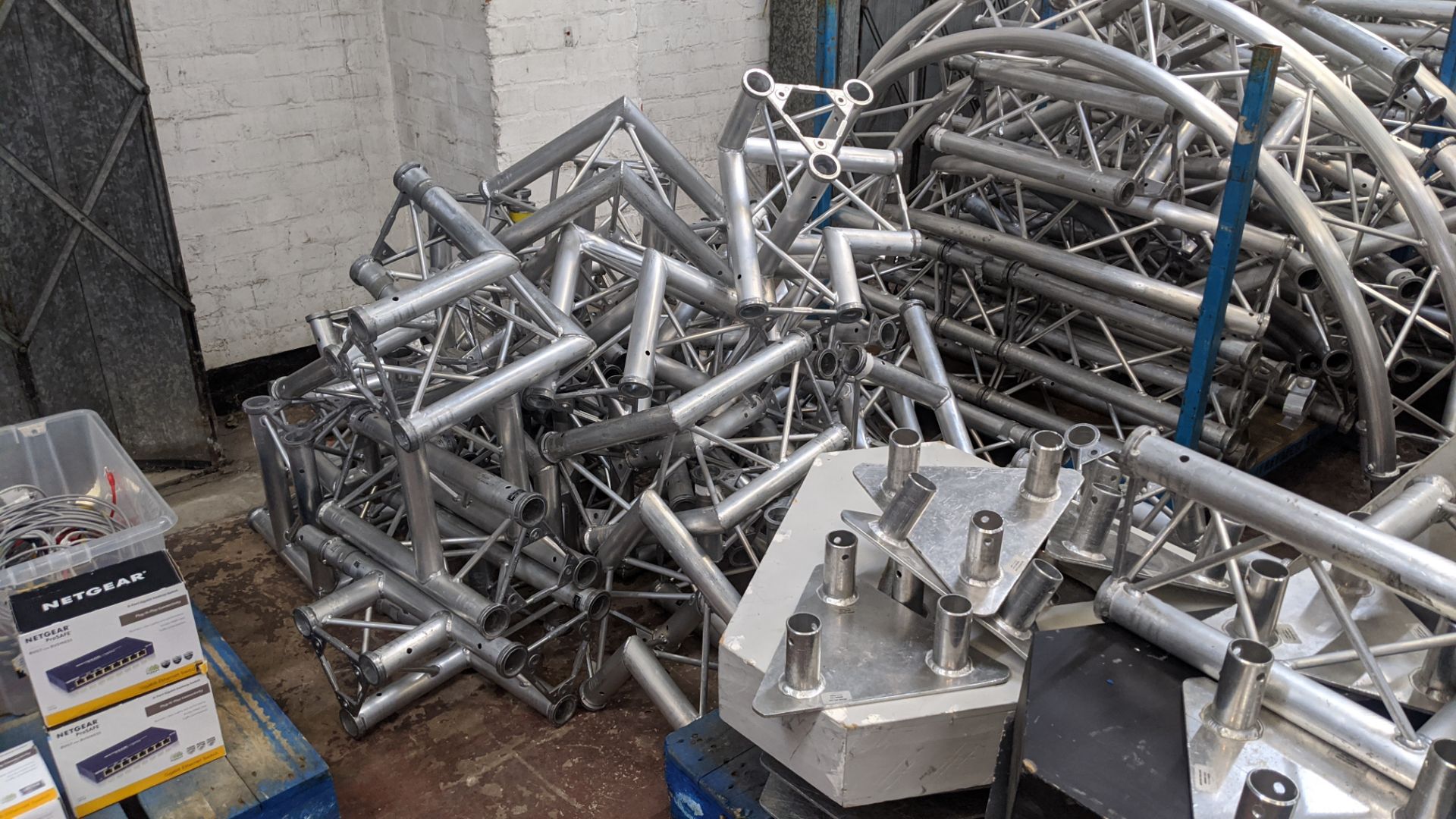 Very large quantity of Astralite triangular truss. This lot comprises the contents of 3 stillages, 2 - Image 15 of 21