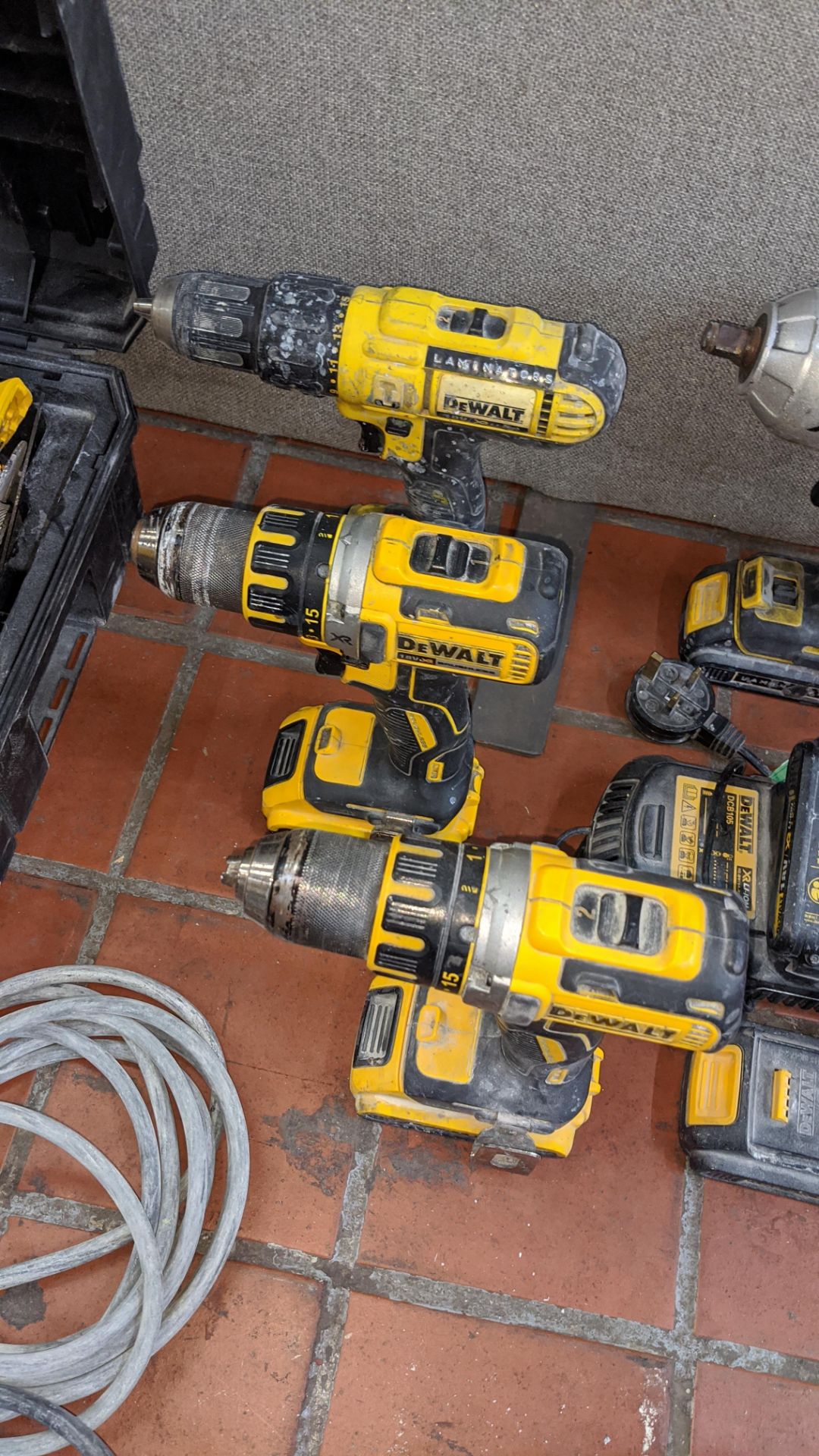 DeWalt cordless tools comprising 5 assorted drills & other tools, 4 assorted batteries, 1 - Image 5 of 10