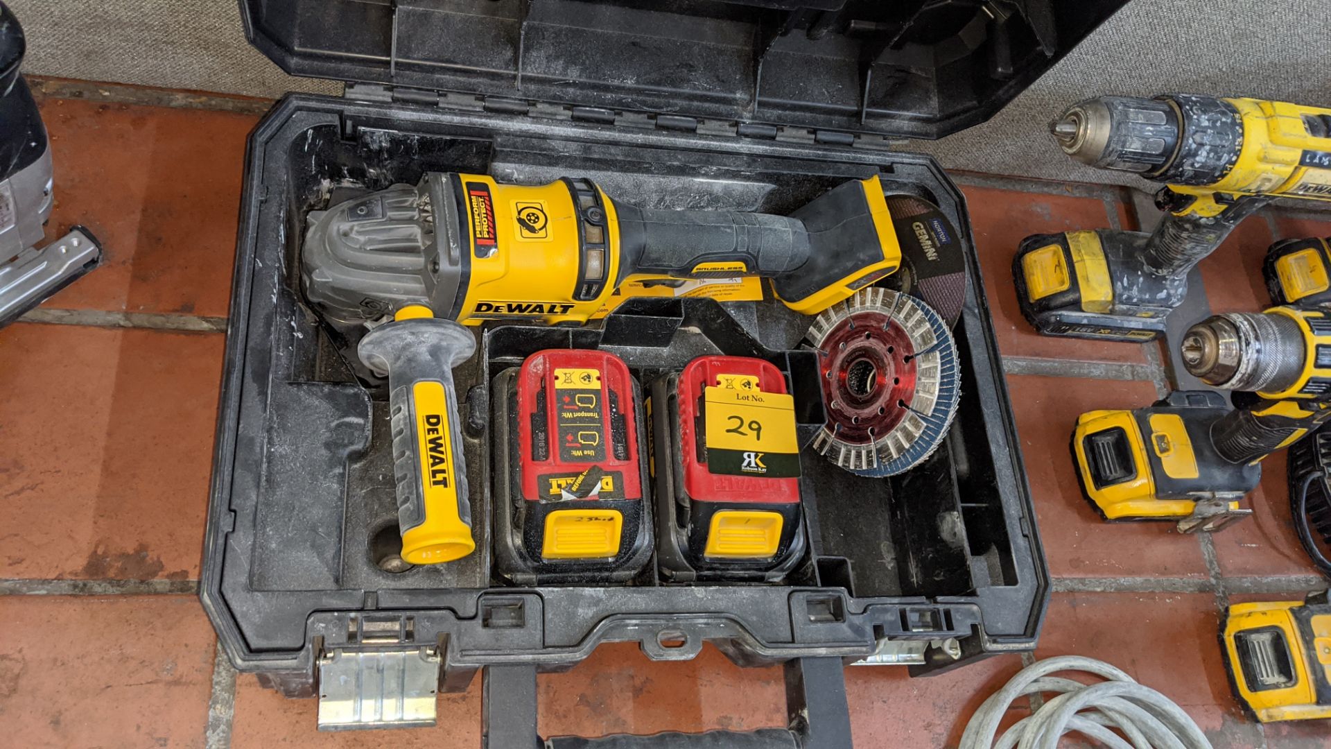 DeWalt cordless tools comprising 5 assorted drills & other tools, 4 assorted batteries, 1 - Image 3 of 10