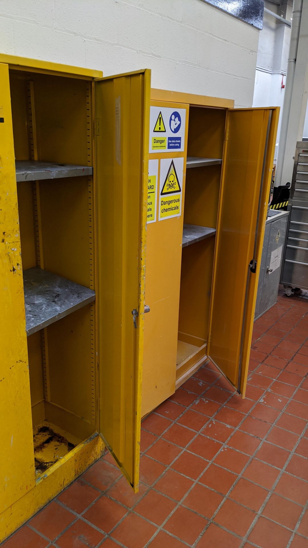 4 off assorted size flammable liquid/chemical cupboards Lots 1 to 39 comprise the total assets - Image 7 of 7