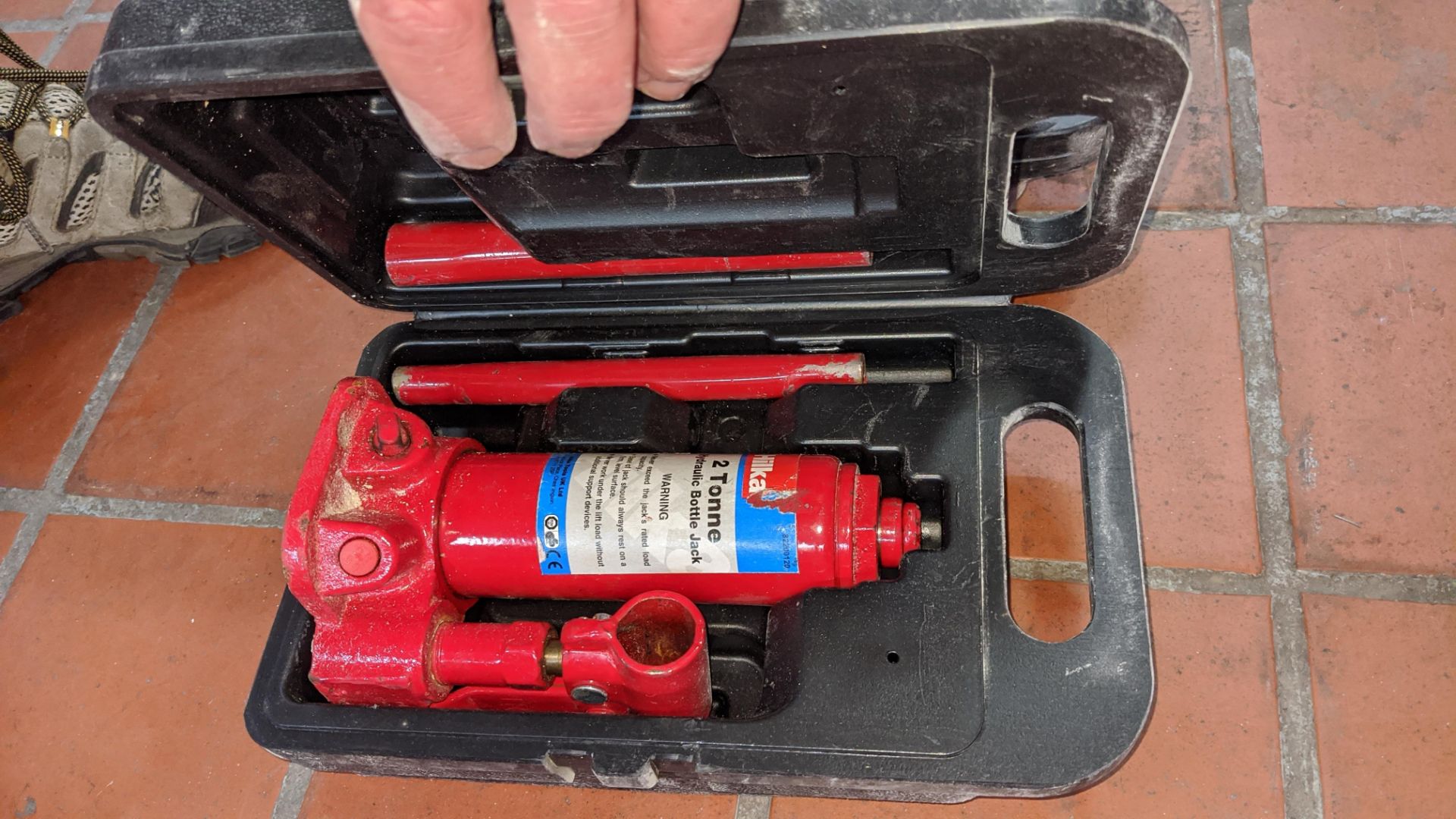Pair of 2 tonne hydraulic bottle jacks each in their own case Lots 1 to 39 comprise the total assets - Image 4 of 4