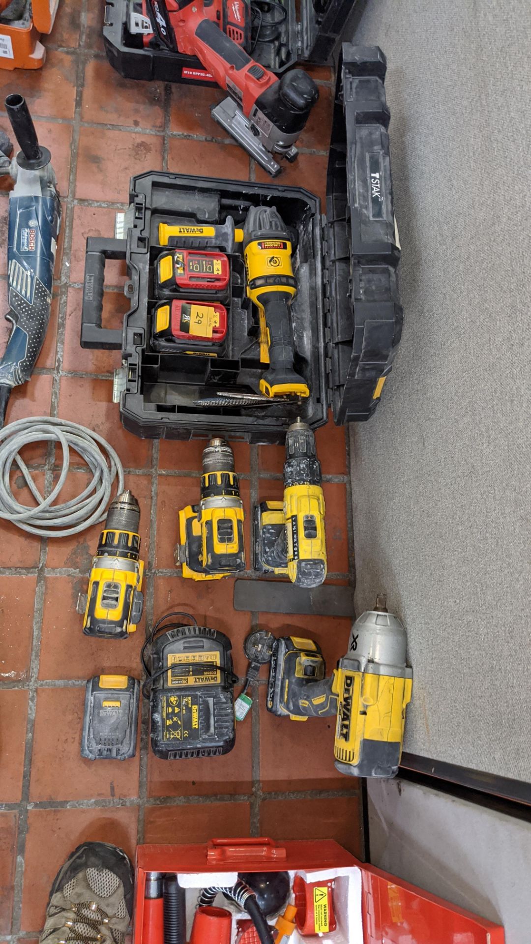 DeWalt cordless tools comprising 5 assorted drills & other tools, 4 assorted batteries, 1 - Image 10 of 10