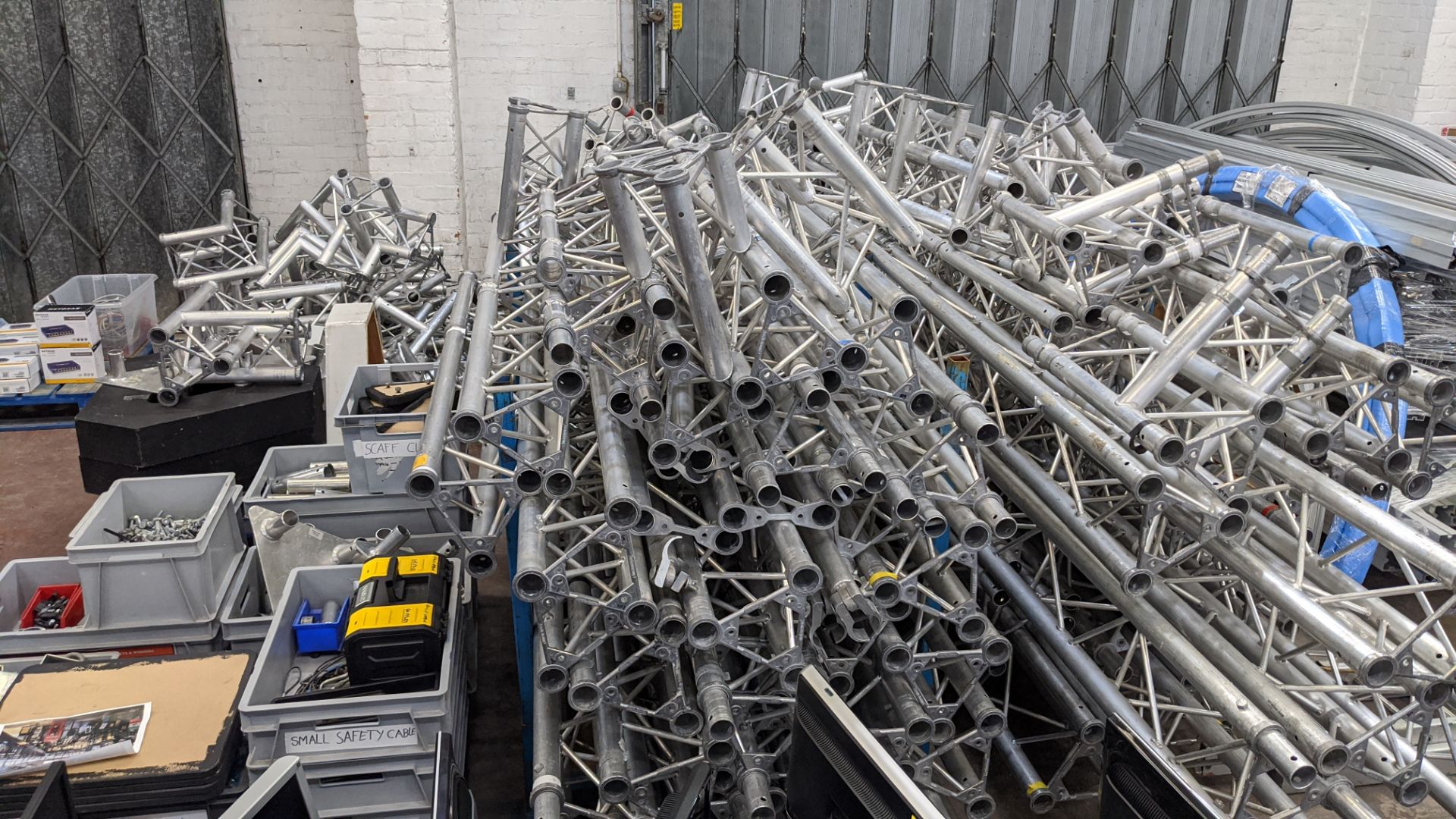 Very large quantity of Astralite triangular truss. This lot comprises the contents of 3 stillages, 2 - Image 20 of 21