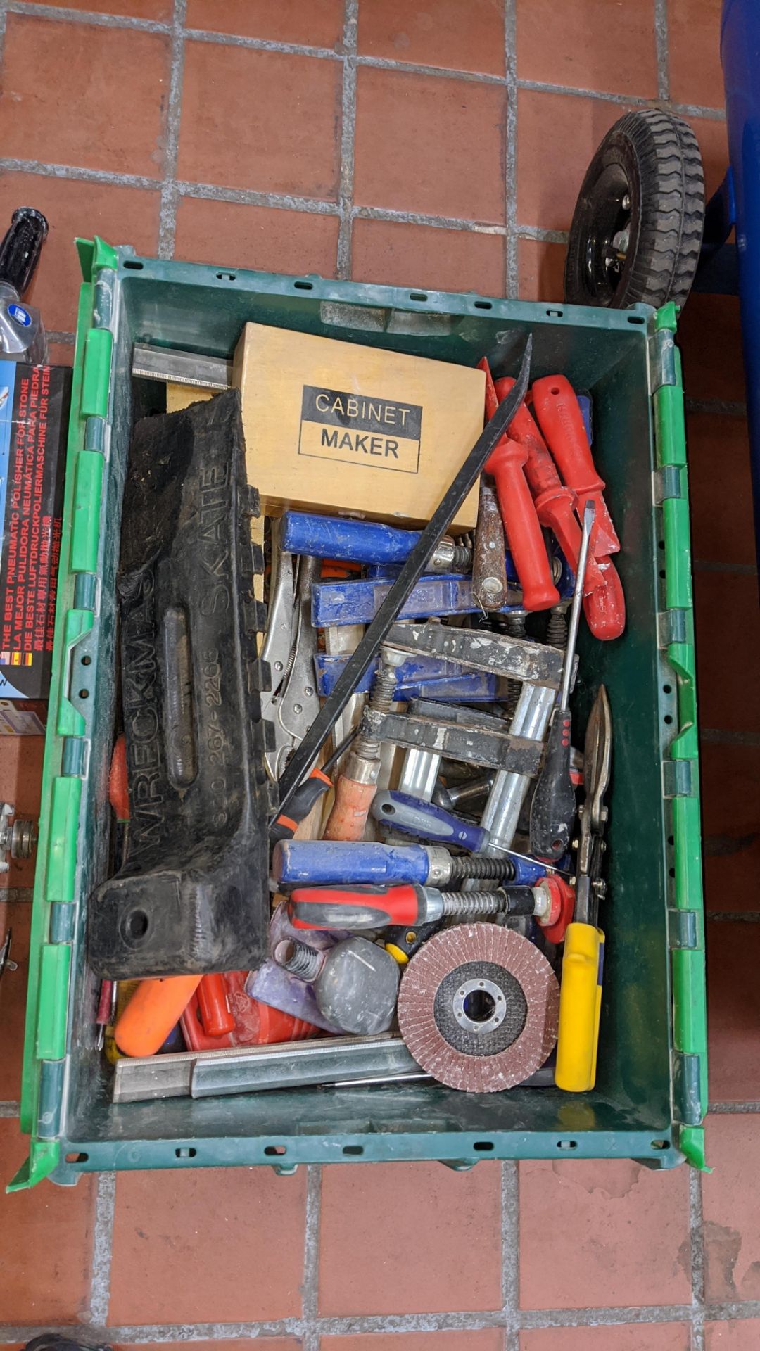 The contents of a crate of assorted hand tools Lots 1 to 39 comprise the total assets from a