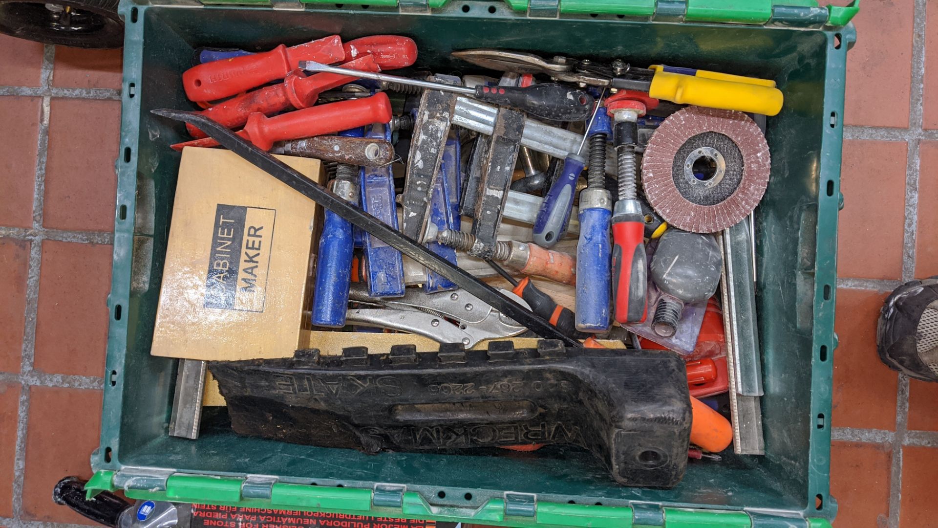 The contents of a crate of assorted hand tools Lots 1 to 39 comprise the total assets from a - Image 3 of 3