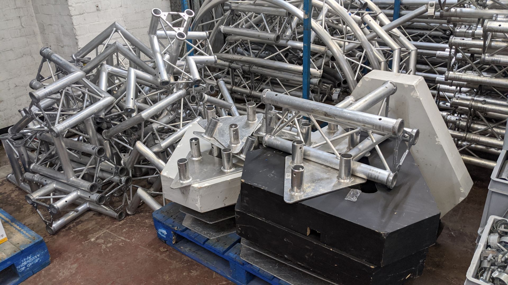 Very large quantity of Astralite triangular truss. This lot comprises the contents of 3 stillages, 2 - Image 14 of 21
