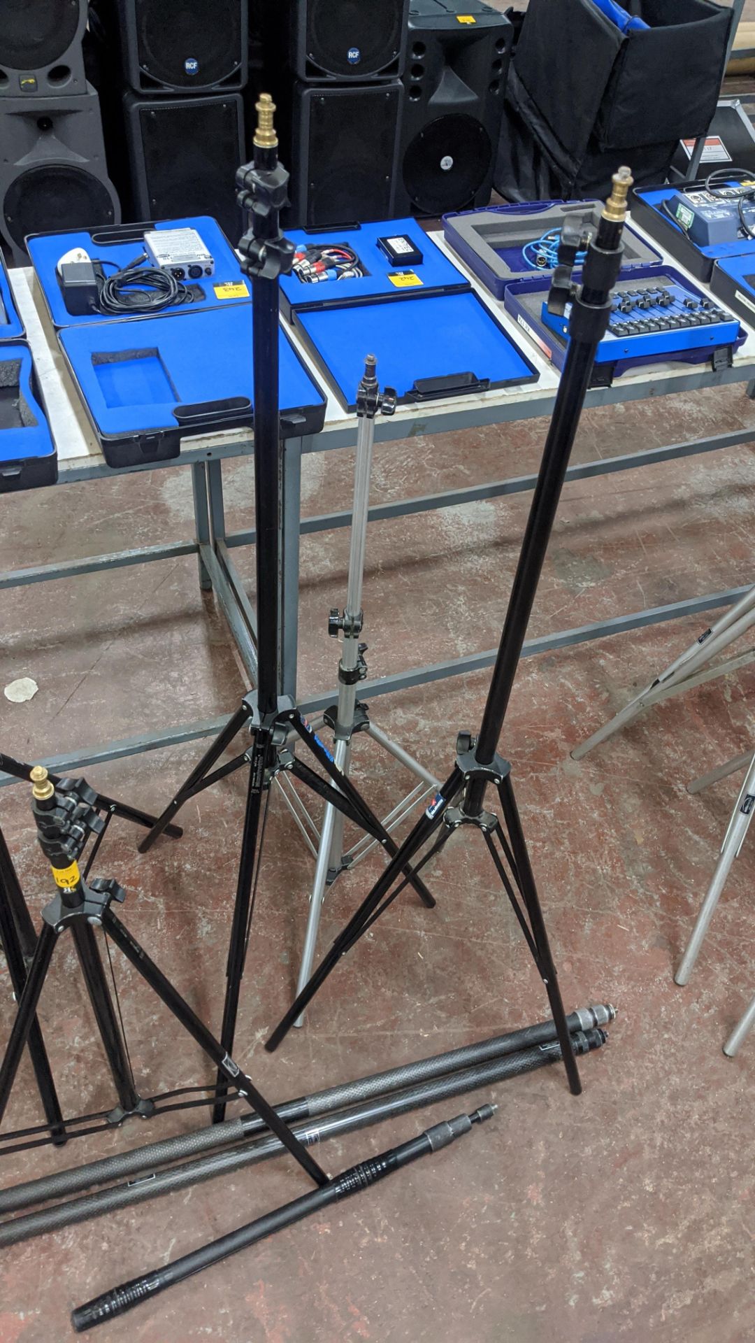 5 off assorted tripods plus 3 telescopic poles for use with lighting Lots 51 - 480 comprise the - Image 4 of 5