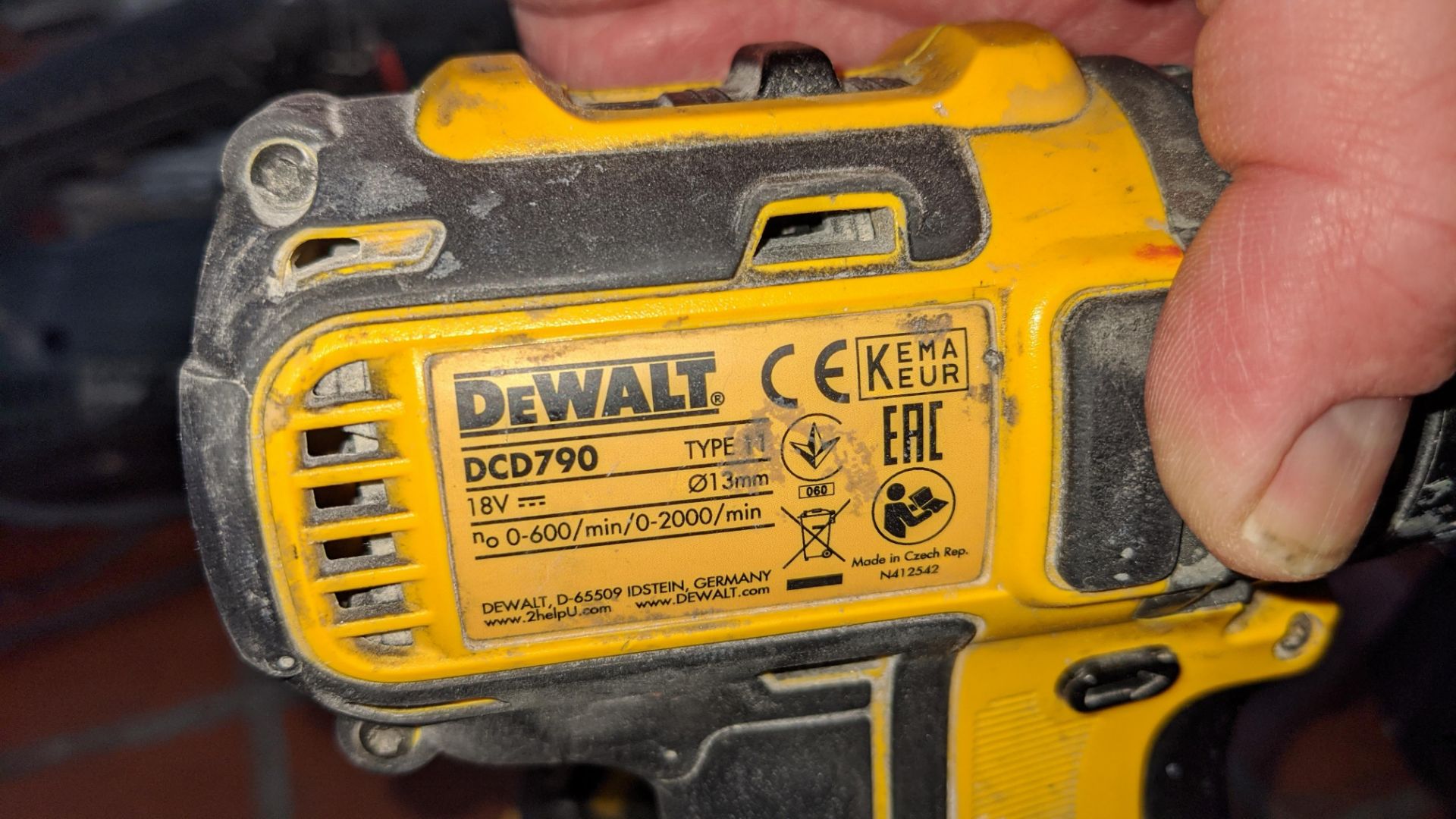 DeWalt cordless tools comprising 5 assorted drills & other tools, 4 assorted batteries, 1 - Image 7 of 10