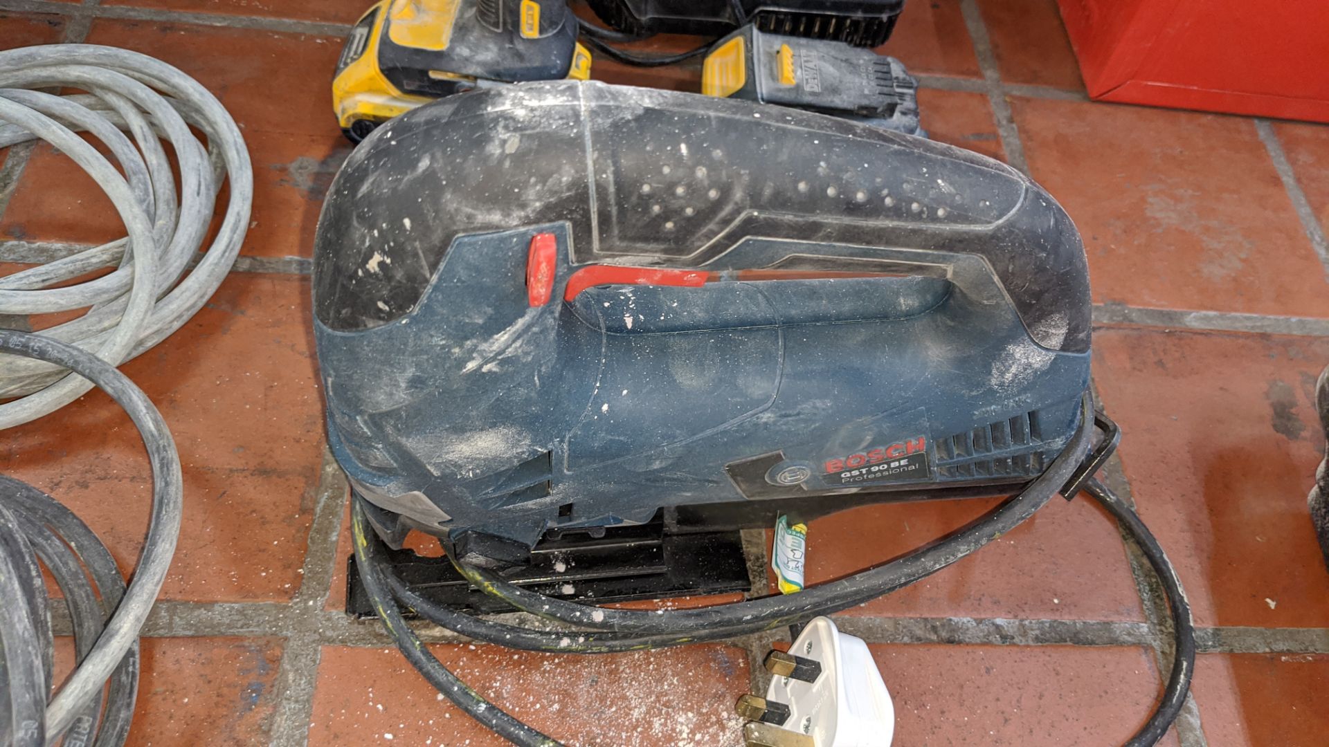 Pair of power tools comprising Erbauer pad sander & Bosch professional GST90BE jigsaw Lots 1 to 39 - Image 6 of 6