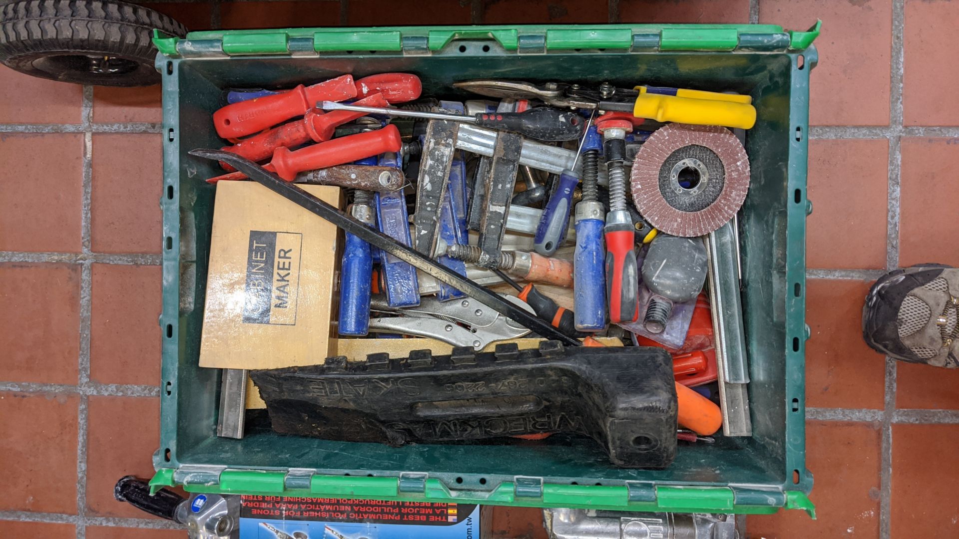 The contents of a crate of assorted hand tools Lots 1 to 39 comprise the total assets from a - Image 2 of 3