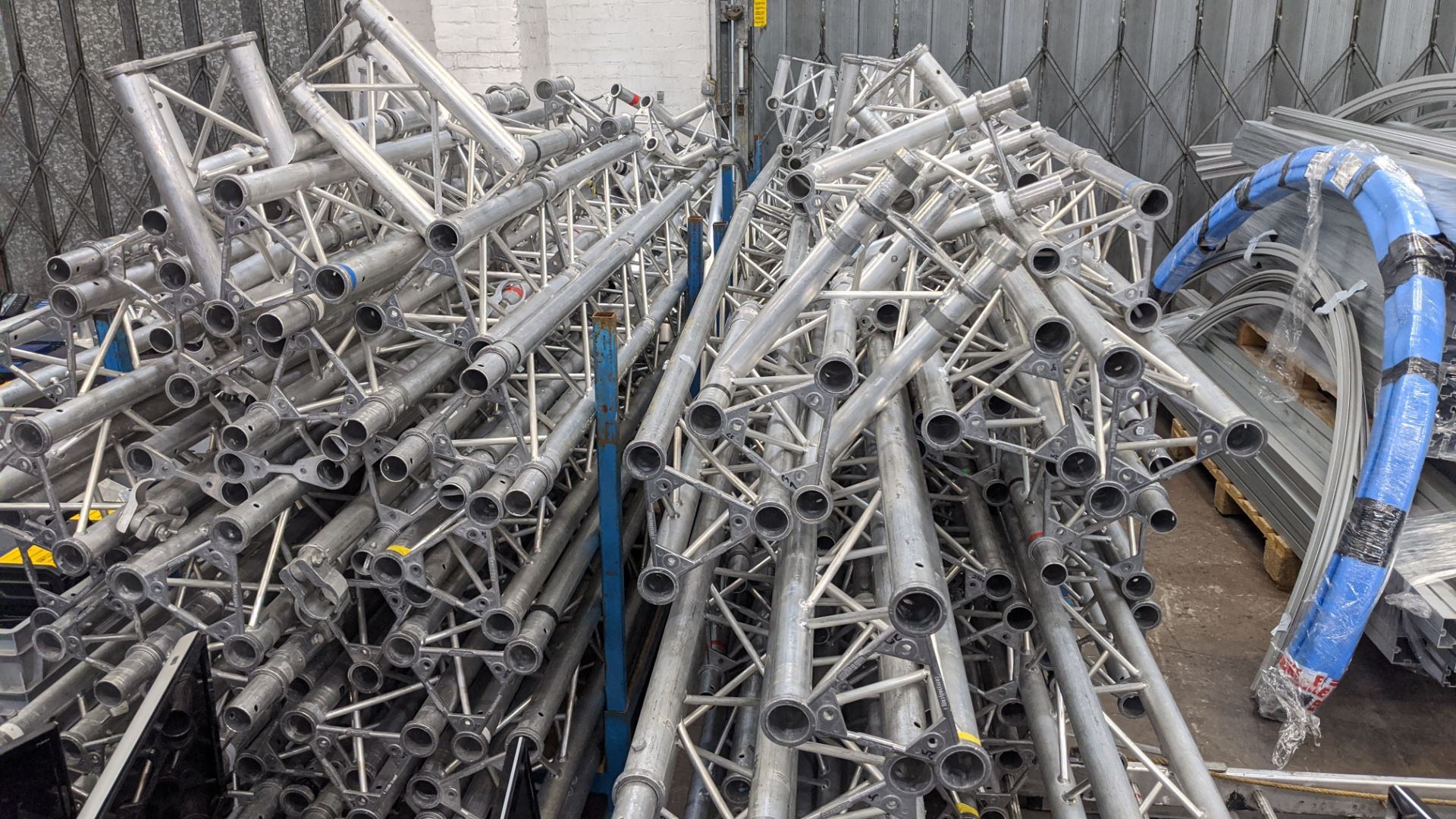 Very large quantity of Astralite triangular truss. This lot comprises the contents of 3 stillages, 2 - Image 4 of 21