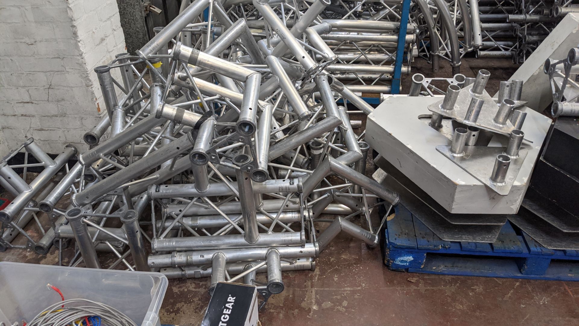 Very large quantity of Astralite triangular truss. This lot comprises the contents of 3 stillages, 2 - Image 17 of 21