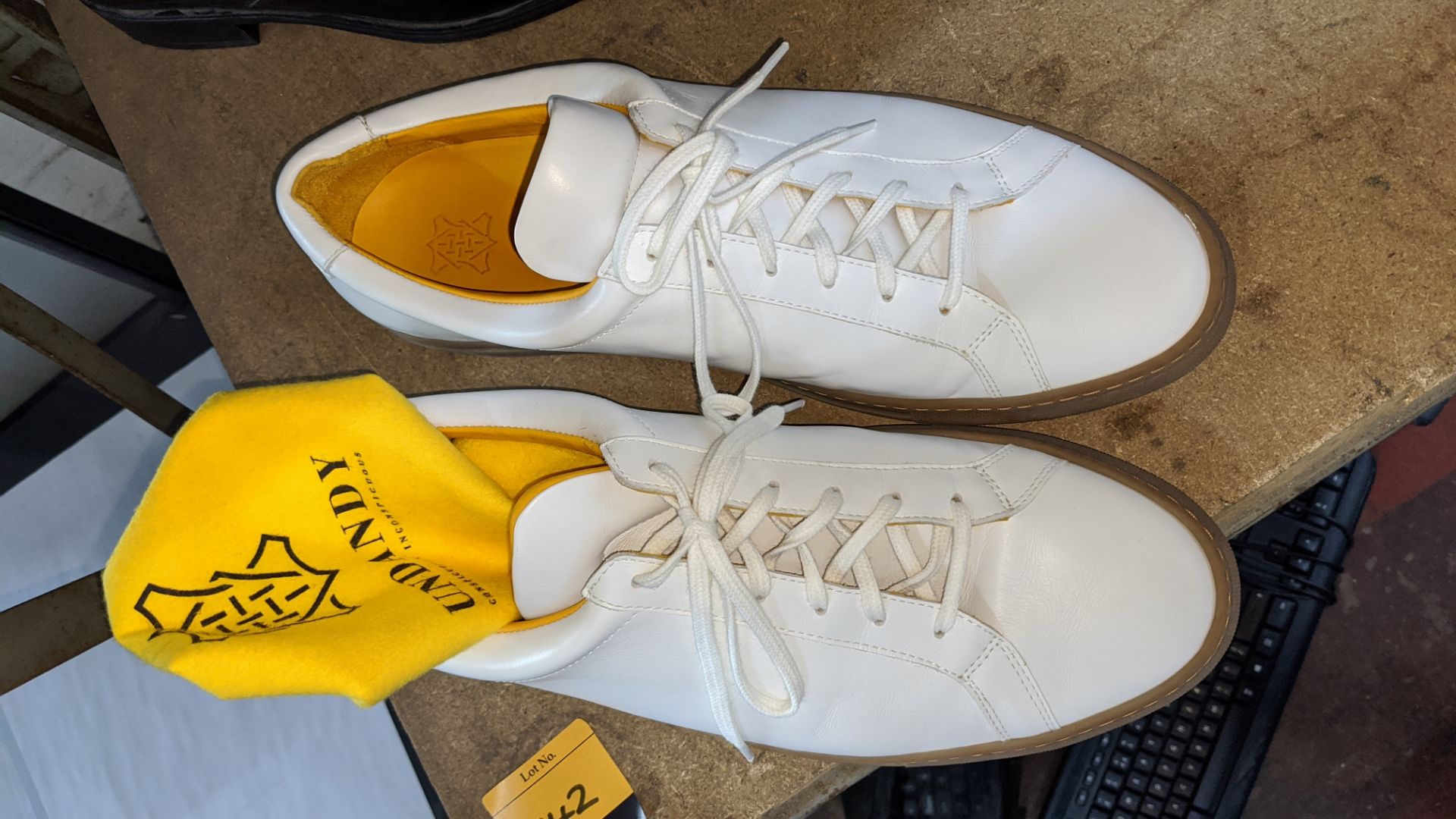 2 pairs of men's shoes, comprising pair of Undandy white leather sneakers size 47, including dust cl - Image 8 of 8