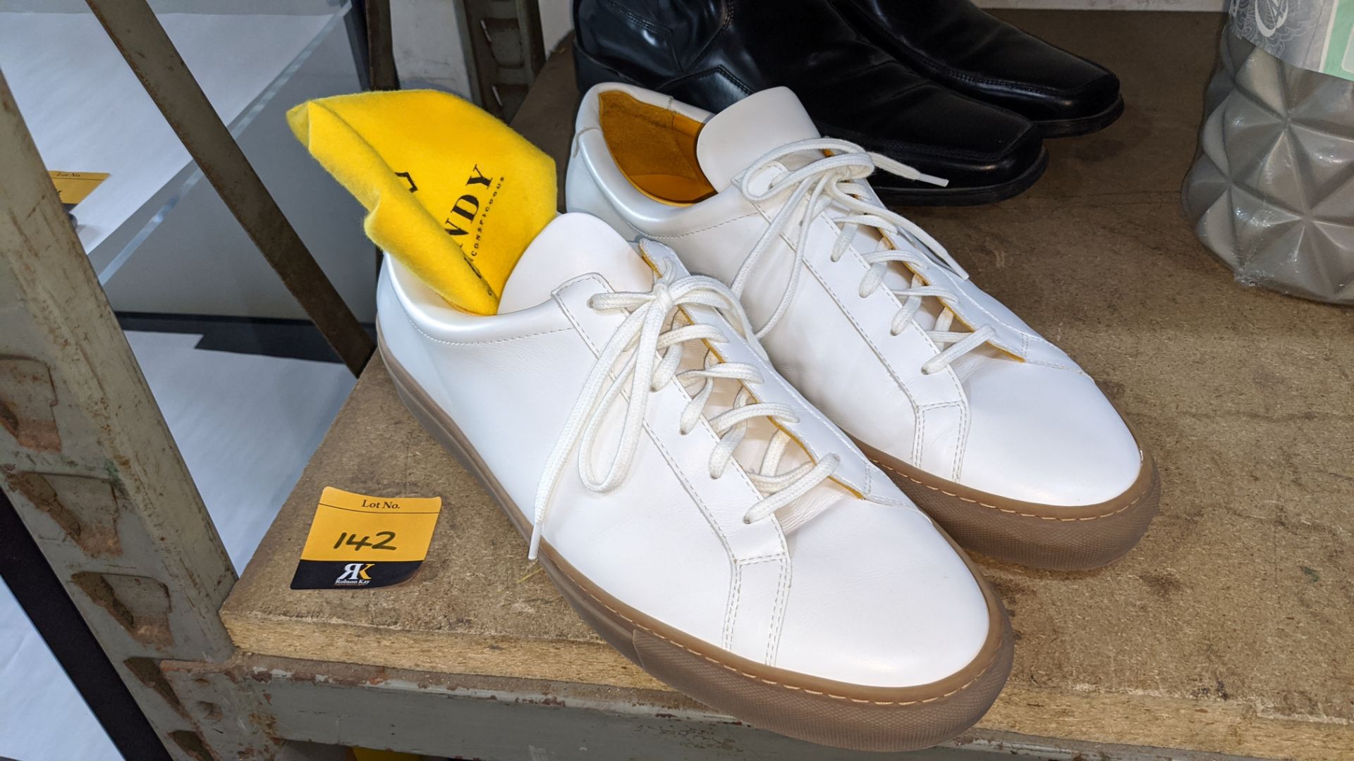 2 pairs of men's shoes, comprising pair of Undandy white leather sneakers size 47, including dust cl - Image 7 of 8