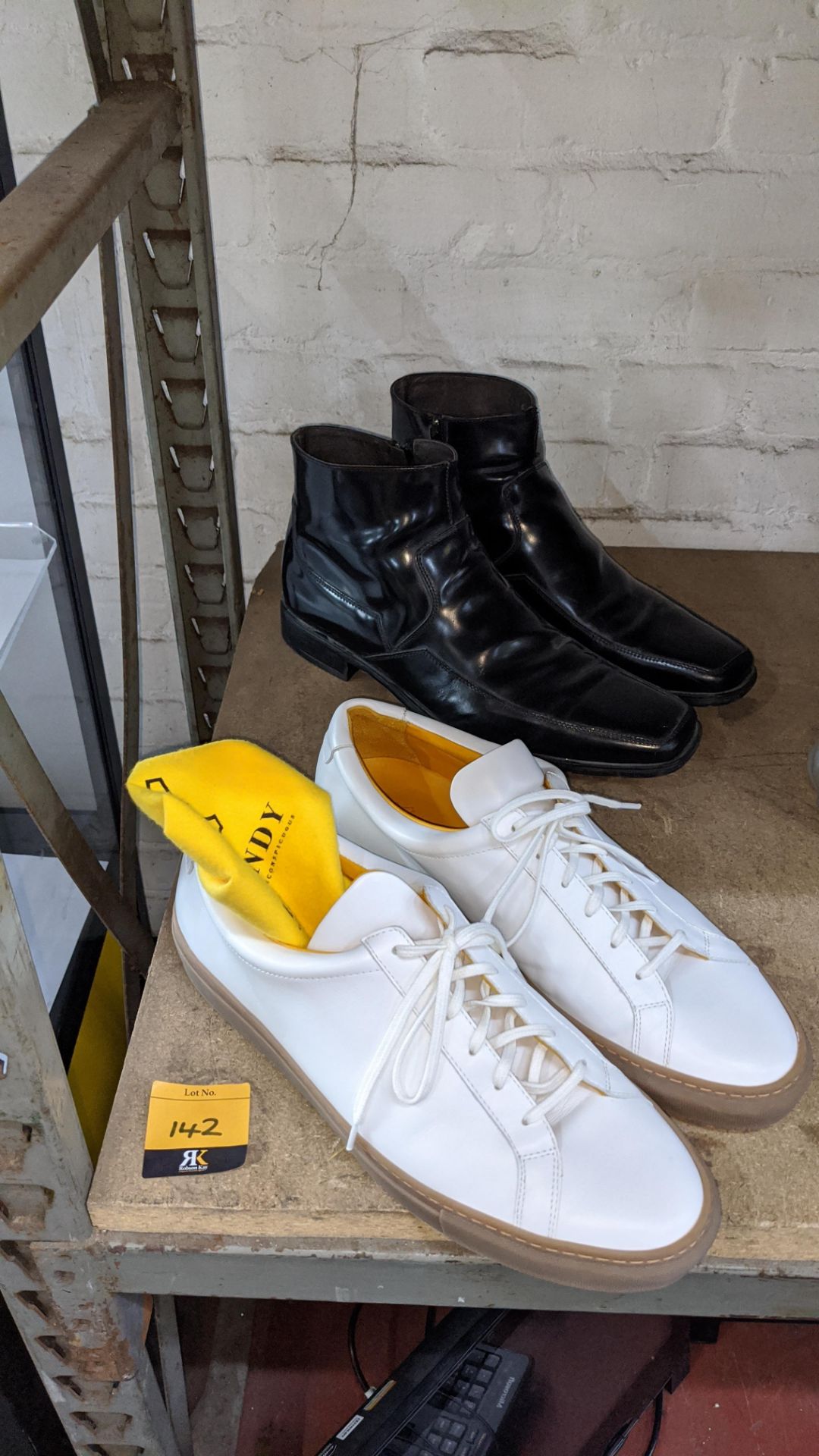 2 pairs of men's shoes, comprising pair of Undandy white leather sneakers size 47, including dust cl