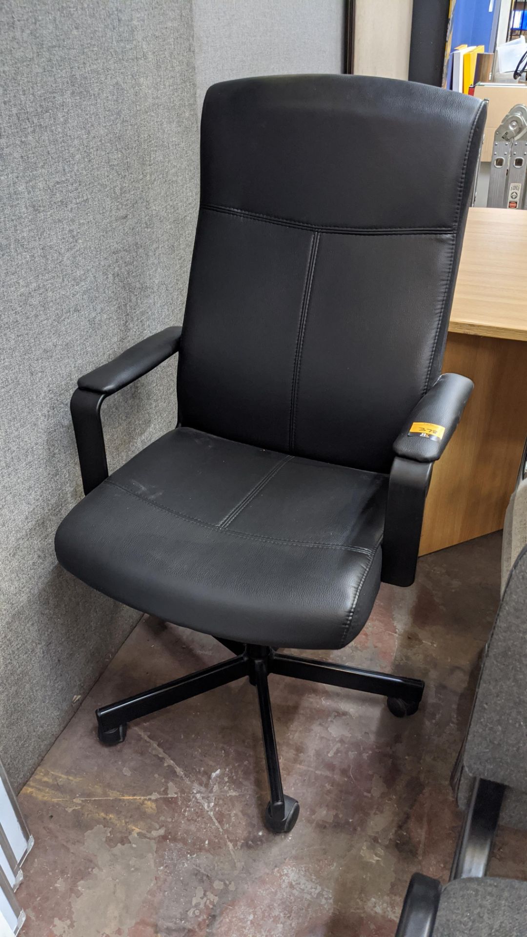 Black leather/leather look exec chair with arms - Image 2 of 3