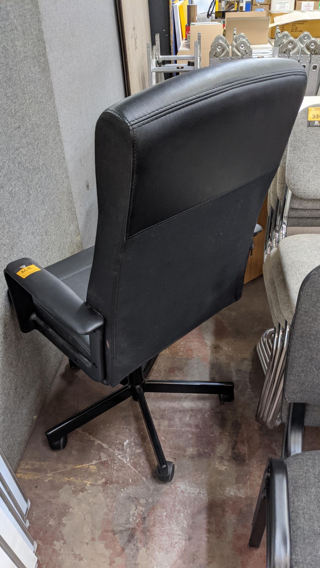 Black leather/leather look exec chair with arms - Image 3 of 3