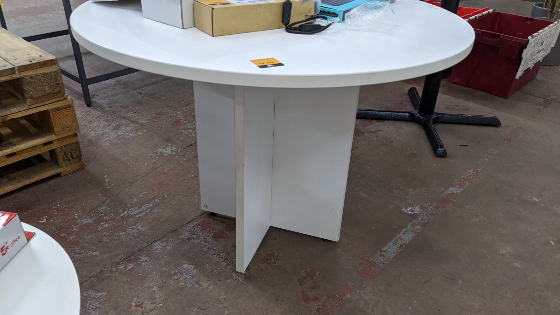 Round white office table, diameter circa 1000mm, height circa 710mm