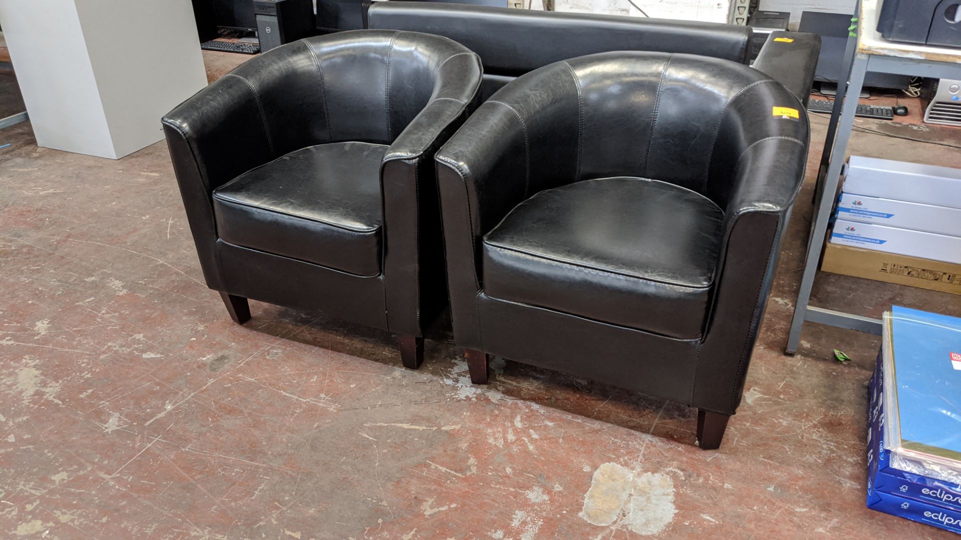 Pair of leather/leather look tub chairs - Image 3 of 3