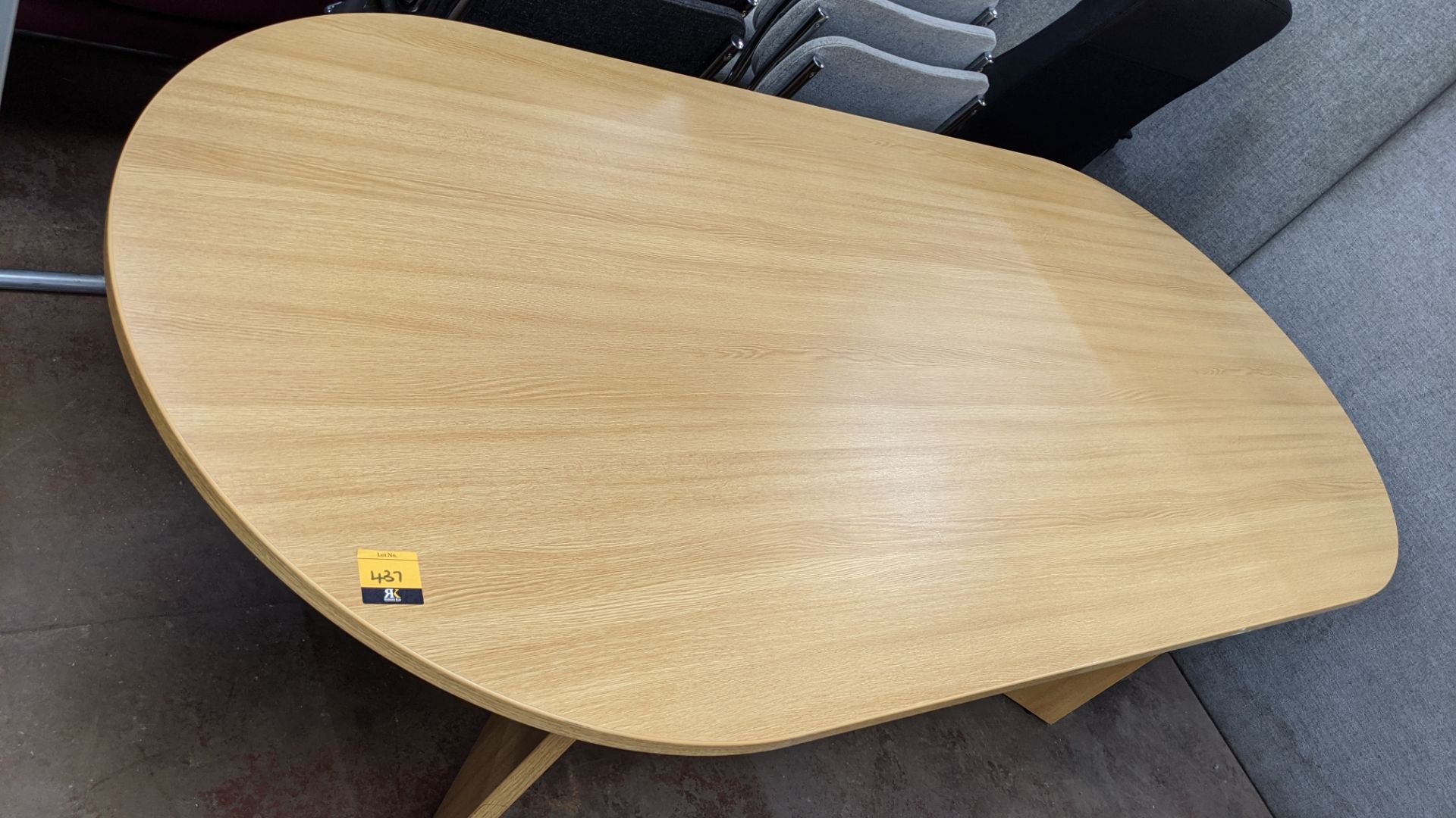 Light oak oval meeting table, measuring approx. 2200mm x 1000mm x 720mm - Image 4 of 4