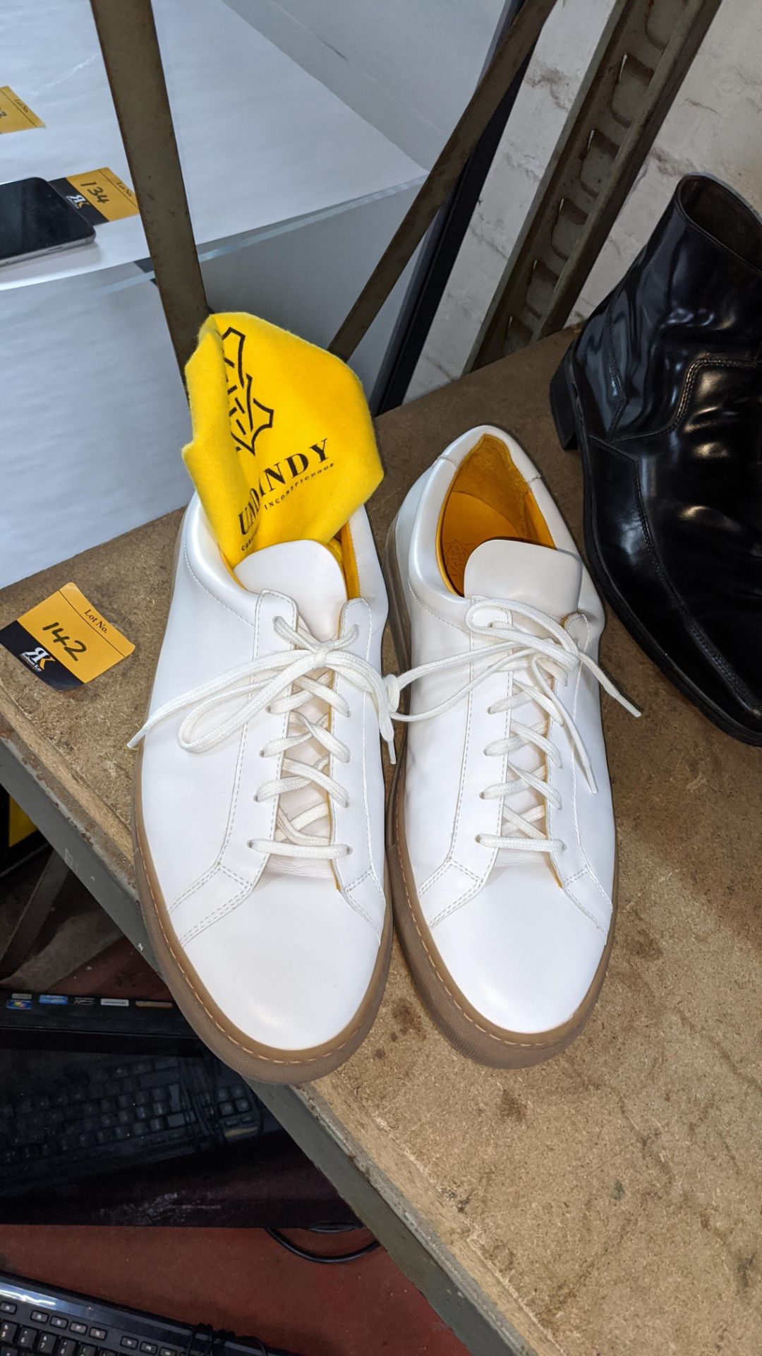 2 pairs of men's shoes, comprising pair of Undandy white leather sneakers size 47, including dust cl - Image 6 of 8