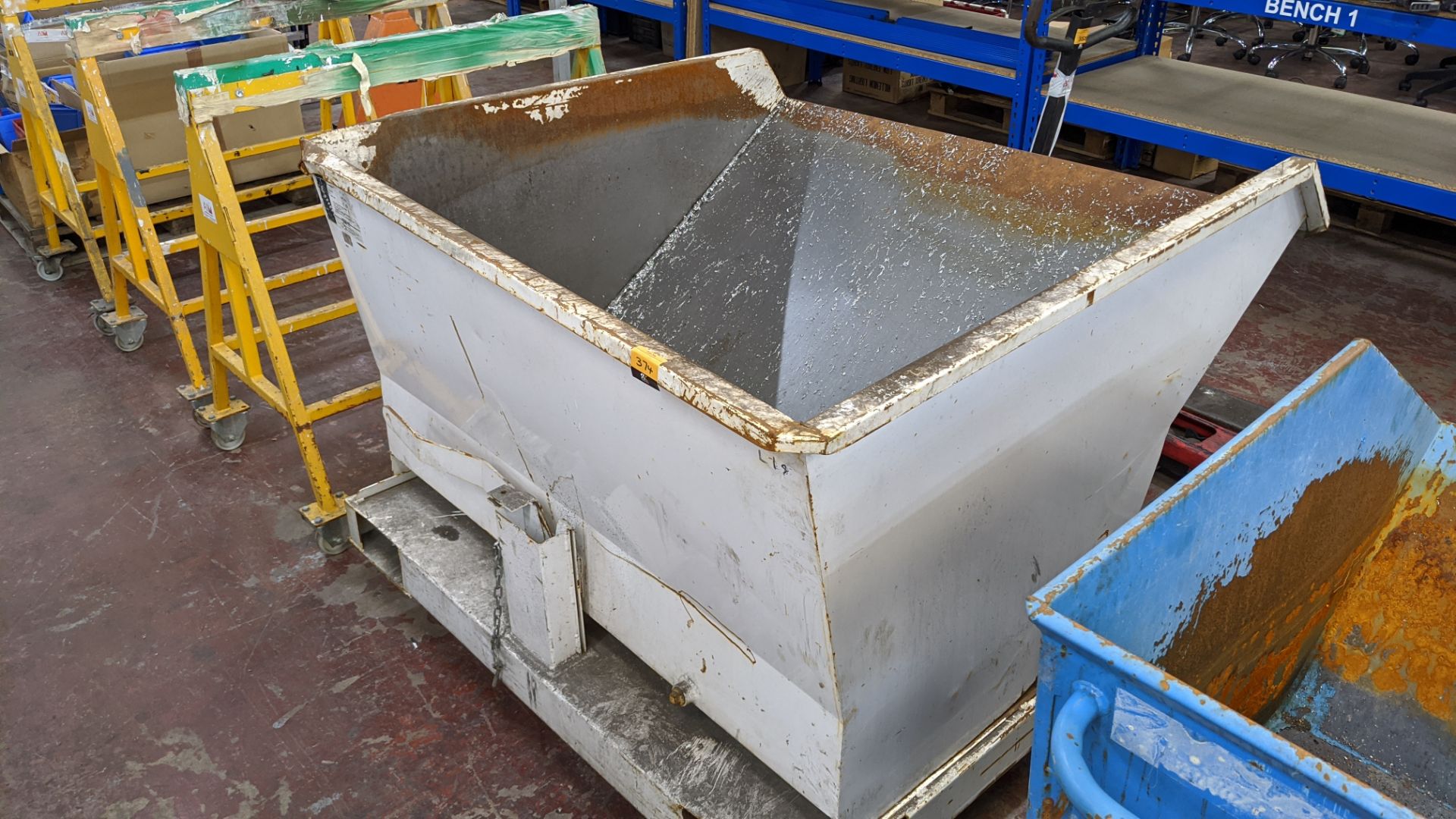 Swarf tipping conveyor with fork lift points, approx. 1300mm wide - Image 4 of 4