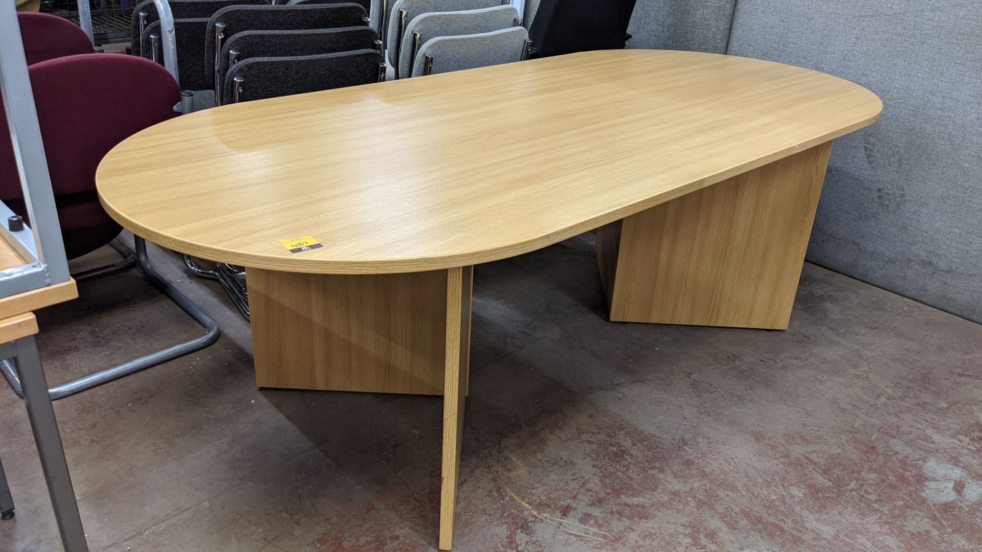 Light oak oval meeting table, measuring approx. 2200mm x 1000mm x 720mm - Image 3 of 4