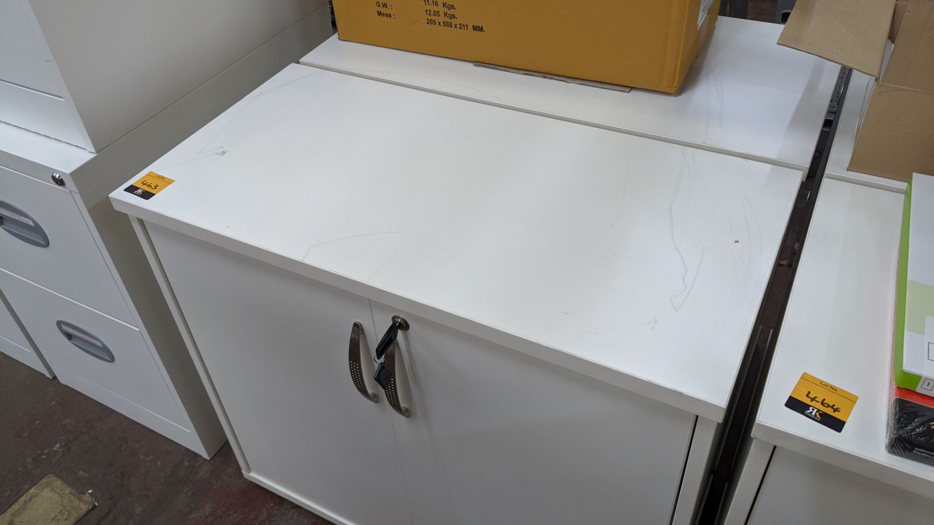 2 off desk height white 2-door office cupboards, with keys - Image 5 of 6