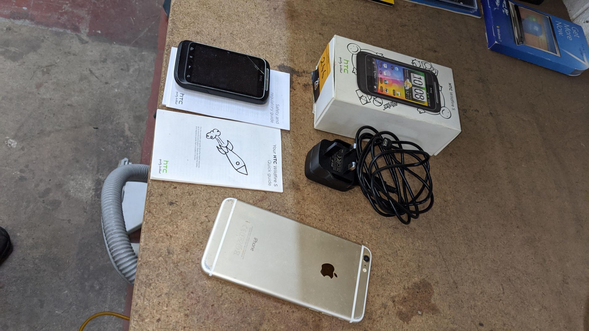 Mobile phone lot comprising Apple iPhone 6 plus model A1524 in rose gold (no ancillaries) with broke - Image 8 of 9