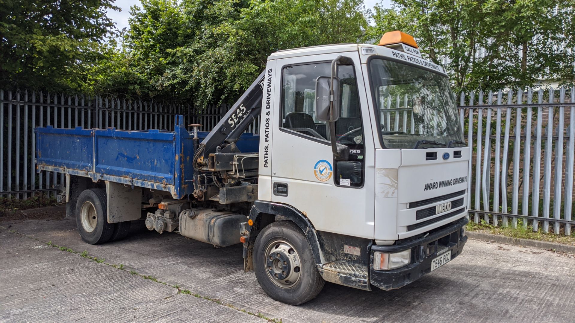 T546 POC Iveco Ford 75E15 7.5ton tipper with hi-ab, 6 speed manual gearbox, 5861cc diesel engine. C - Image 2 of 35