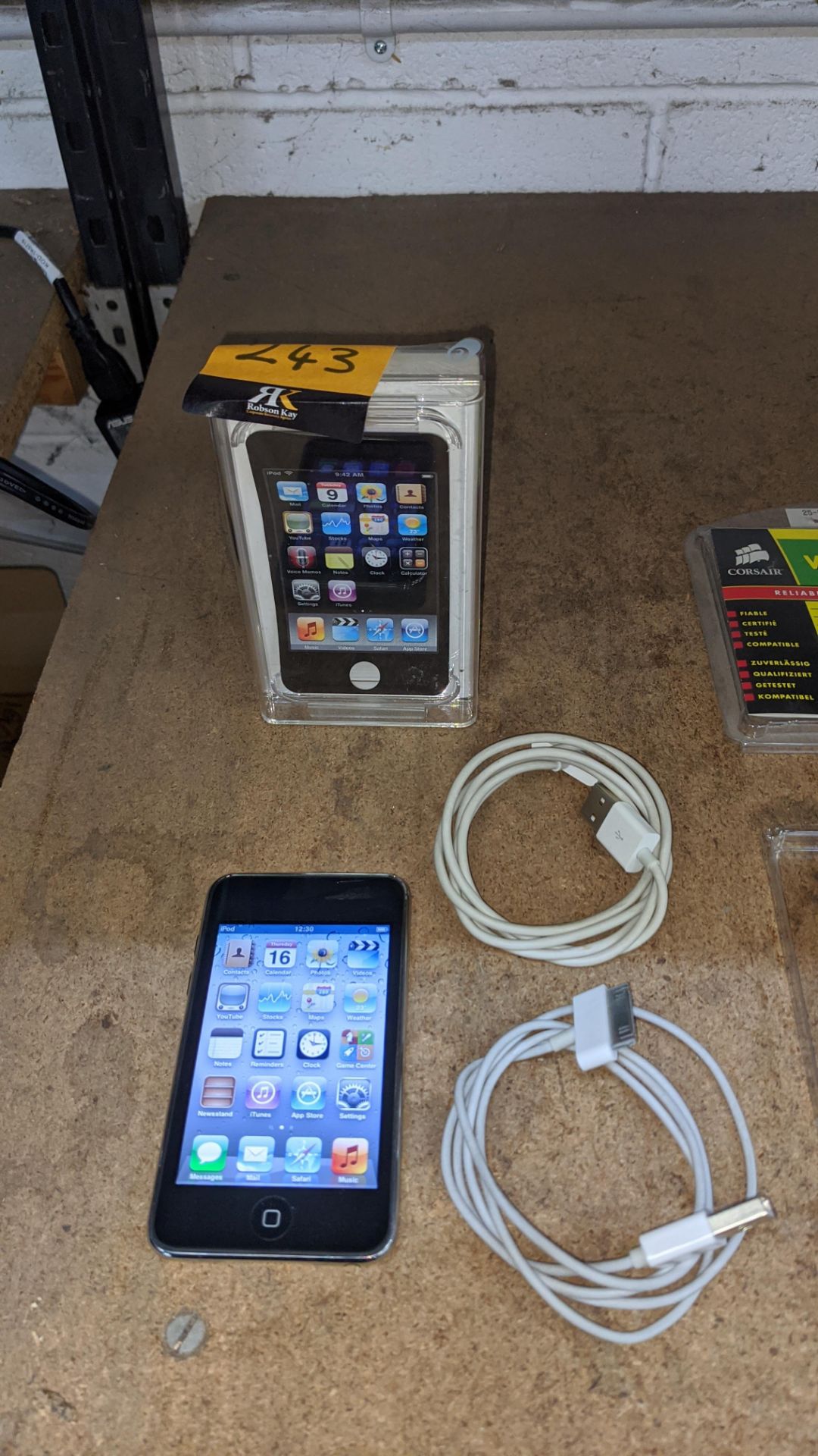 Apple iPod Touch Second Generation 32GB model A1318/EMC2310. Includes 2 off Apple cables plus box