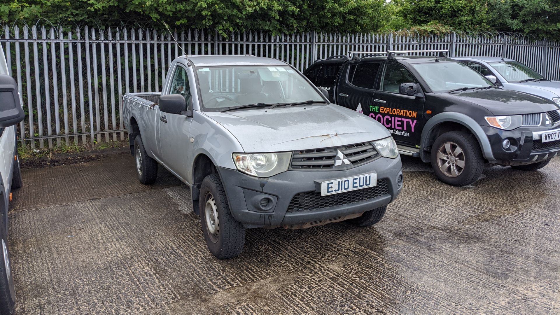 EJ10 EUU Mitsubishi L200 4Life Di-D 4x4 pick-up, 5 speed manual gearbox, 2477cc diesel engine. Colo