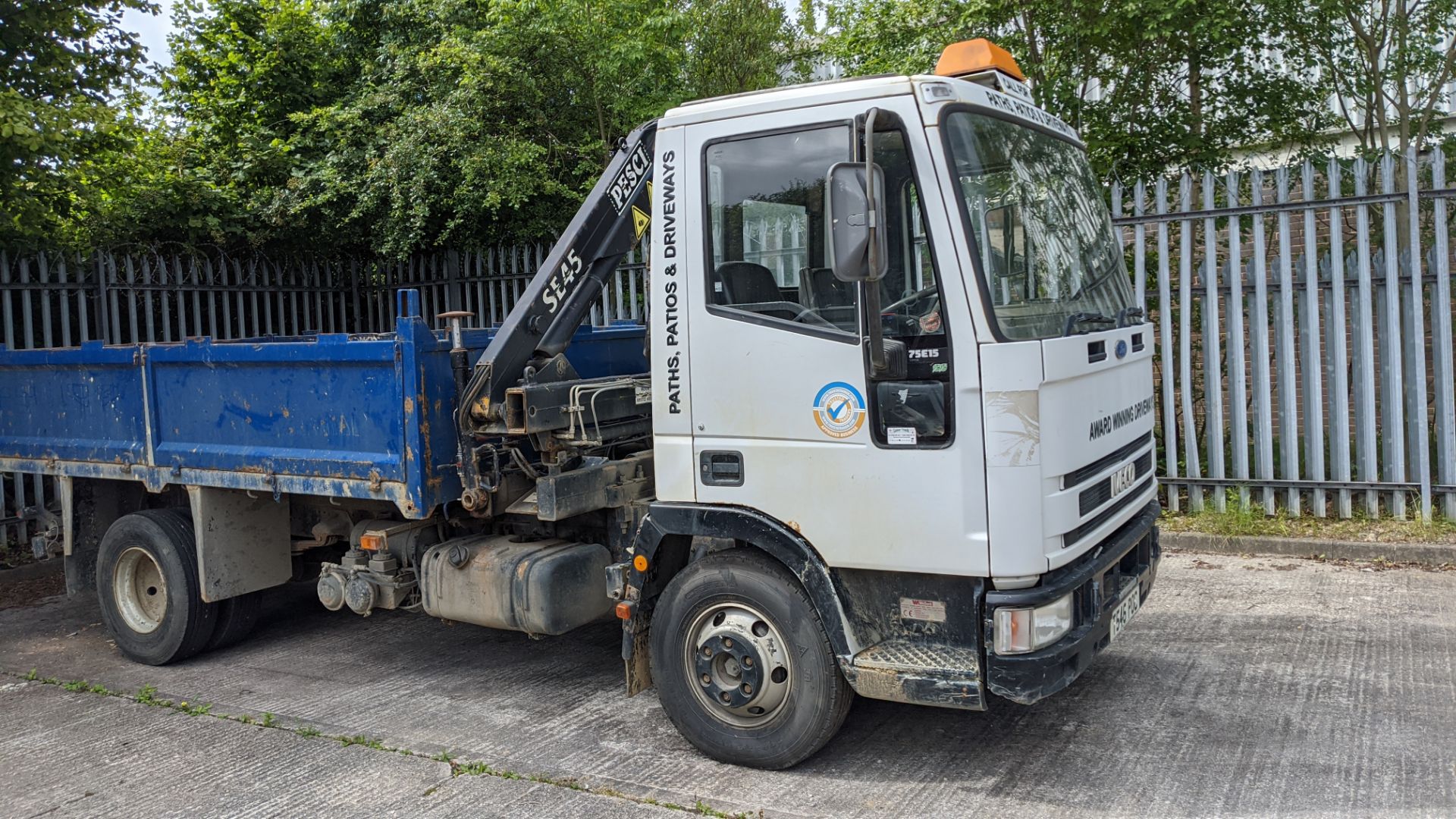 T546 POC Iveco Ford 75E15 7.5ton tipper with hi-ab, 6 speed manual gearbox, 5861cc diesel engine. C - Image 3 of 35