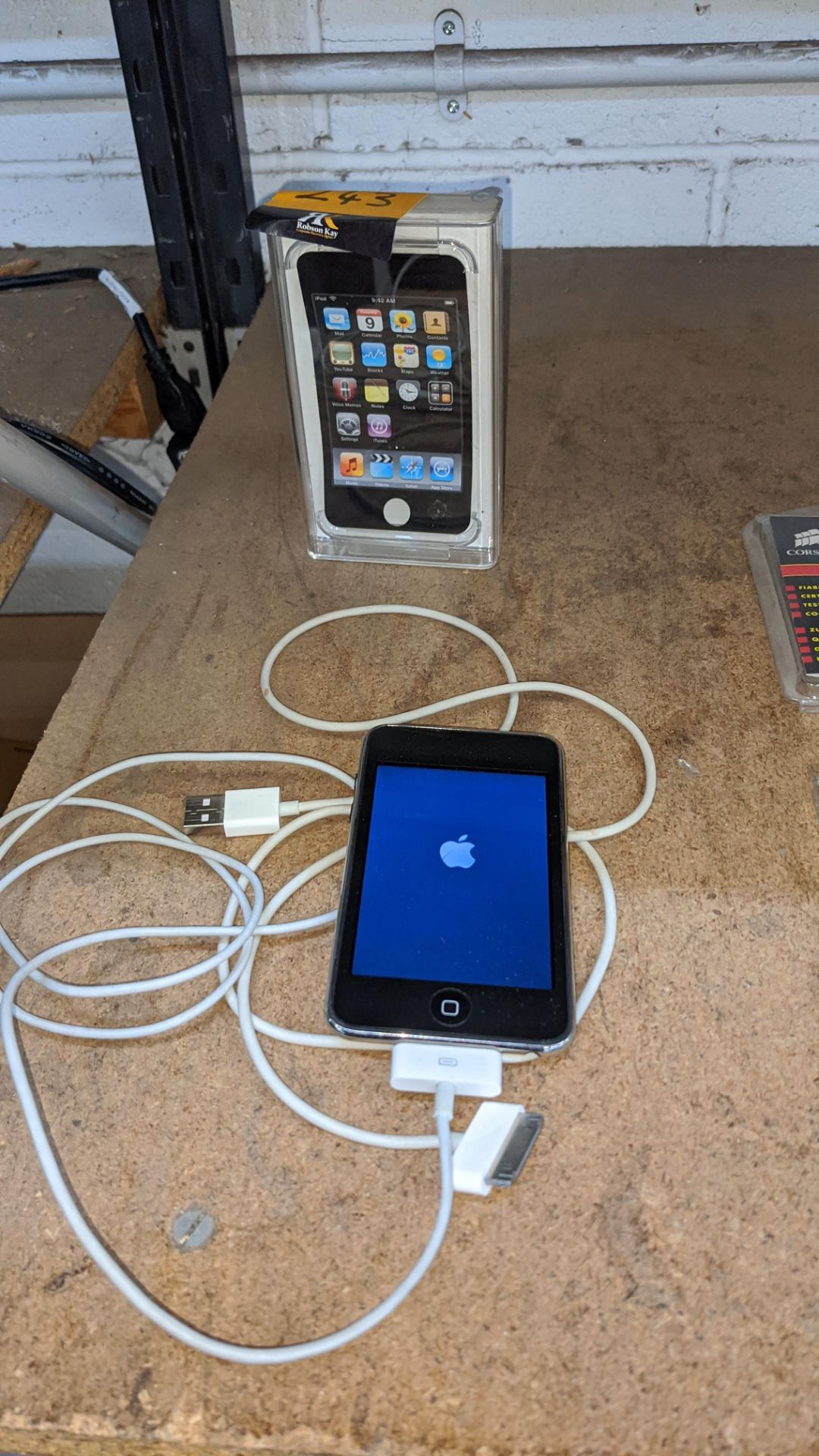 Apple iPod Touch Second Generation 32GB model A1318/EMC2310. Includes 2 off Apple cables plus box - Image 4 of 15